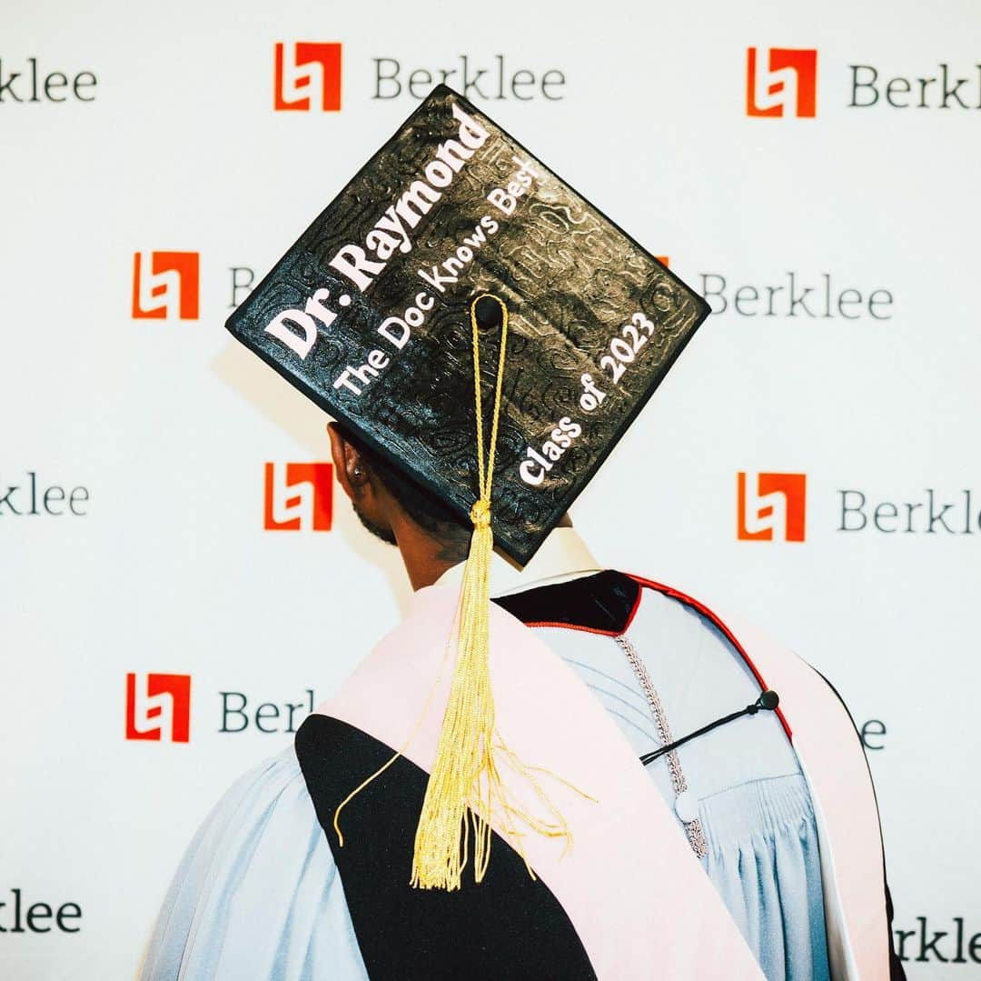 アッシャーさんのインスタグラム写真 - (アッシャーInstagram)「They call me D-o-c-t-o-r R-a-y-m-o-n-d 🎓😏🙏🏾  Thank you @berkleecollege for honoring me and presenting me with a Doctor of Music degree. I’m so grateful for this opportunity to share a message to the next generation of artists, producers, vocalists, arrangers, dancers and more.   “Be brave and I hope your spark never goes away.”」5月14日 5時02分 - usher