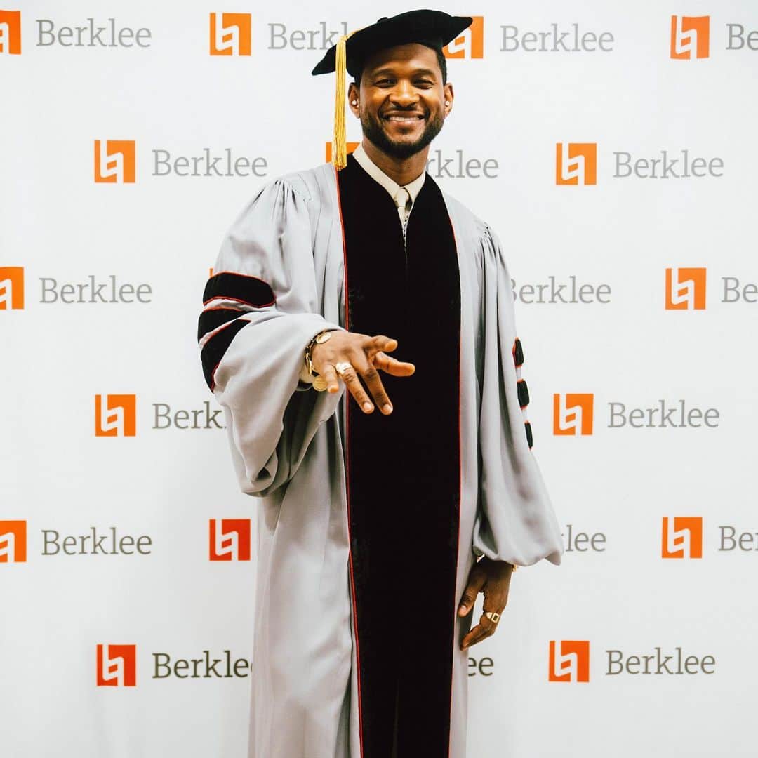 アッシャーのインスタグラム：「They call me D-o-c-t-o-r R-a-y-m-o-n-d 🎓😏🙏🏾  Thank you @berkleecollege for honoring me and presenting me with a Doctor of Music degree. I’m so grateful for this opportunity to share a message to the next generation of artists, producers, vocalists, arrangers, dancers and more.   “Be brave and I hope your spark never goes away.”」