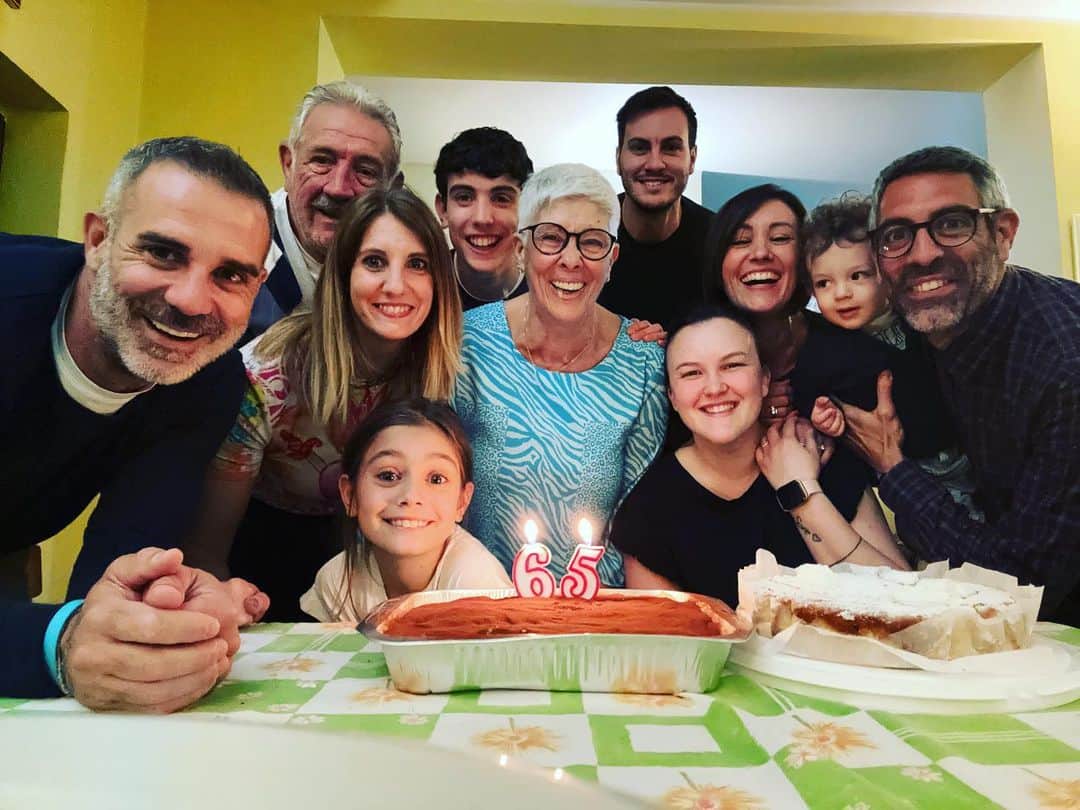 ステファノ・ソレンティーノのインスタグラム：「Buon compleanno Mamma…. Ti amiamo. Sei la nostra forza💪 +65❤️ #buoncompleanno #mamma #family #noi」