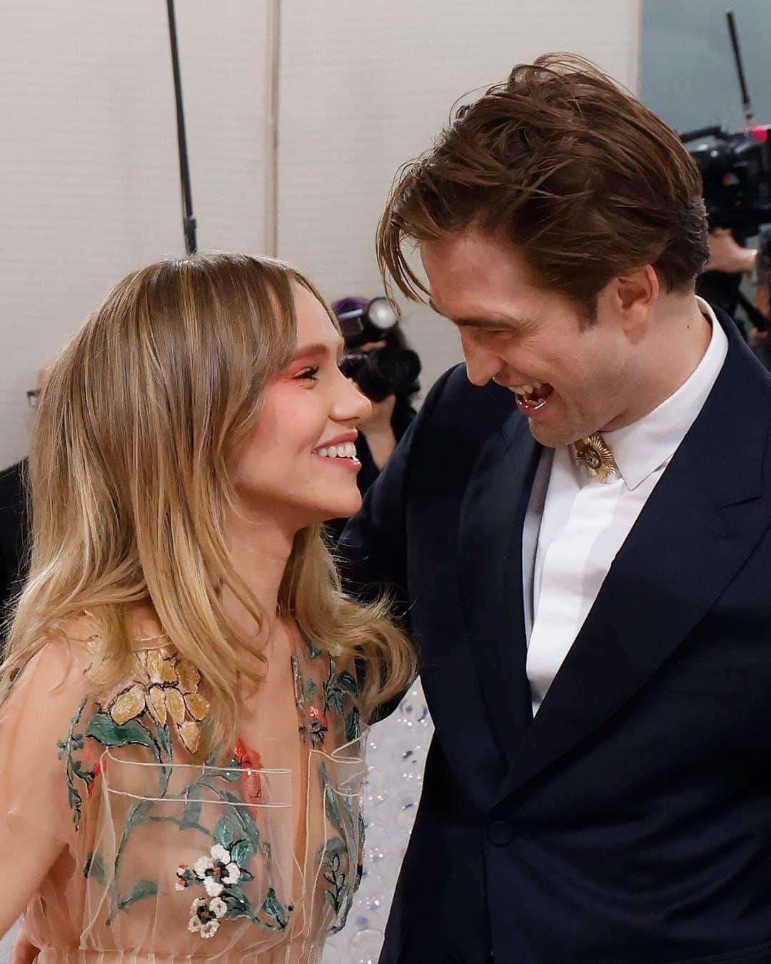 E! Onlineさんのインスタグラム写真 - (E! OnlineInstagram)「The way they look at each other. 🥹 Happy birthday to Suki Waterhouse's good looking boy Robert Pattinson. ❤️ (📷: Getty)」5月14日 5時00分 - enews