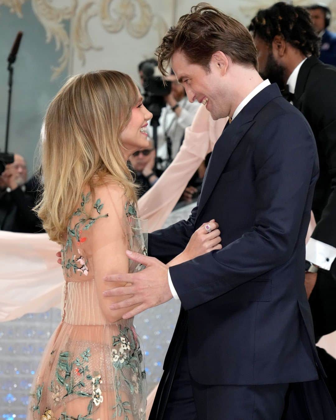 E! Onlineさんのインスタグラム写真 - (E! OnlineInstagram)「The way they look at each other. 🥹 Happy birthday to Suki Waterhouse's good looking boy Robert Pattinson. ❤️ (📷: Getty)」5月14日 5時00分 - enews
