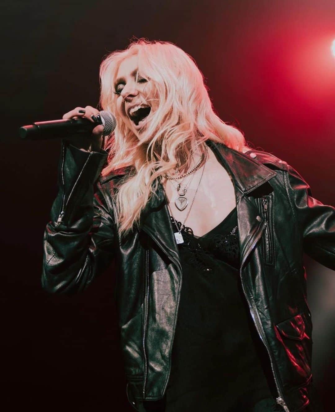 テイラー・モンセンのインスタグラム：「Next stop #Pointfest and @sonictemplefestival May 27th & 28th #deathbyrockandrolltour2023 📸 @honeybriphotos」
