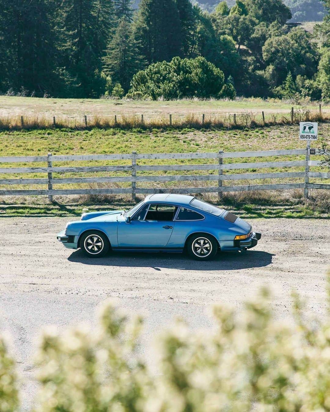 Porscheさんのインスタグラム写真 - (PorscheInstagram)「Meet the self-proclaimed "carsultant" and creative director behind the Cars movie franchise. @jaywatsonphoto has been driving his highly original, air-cooled Minerva Blue 911 since the '80s. Having painstakingly restored the 1976 vehicle, the blue beauty is not only very close to his heart – it's more than appropriate for the man who created the iconic Pixar character, Sally Carrera.」5月14日 5時51分 - porsche