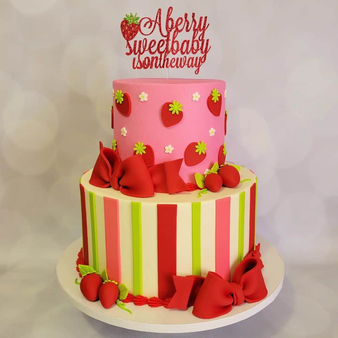 Honey Bee Cakesのインスタグラム：「Strawberry Shortcake 🍓 Topper by @thekreationstation.915」