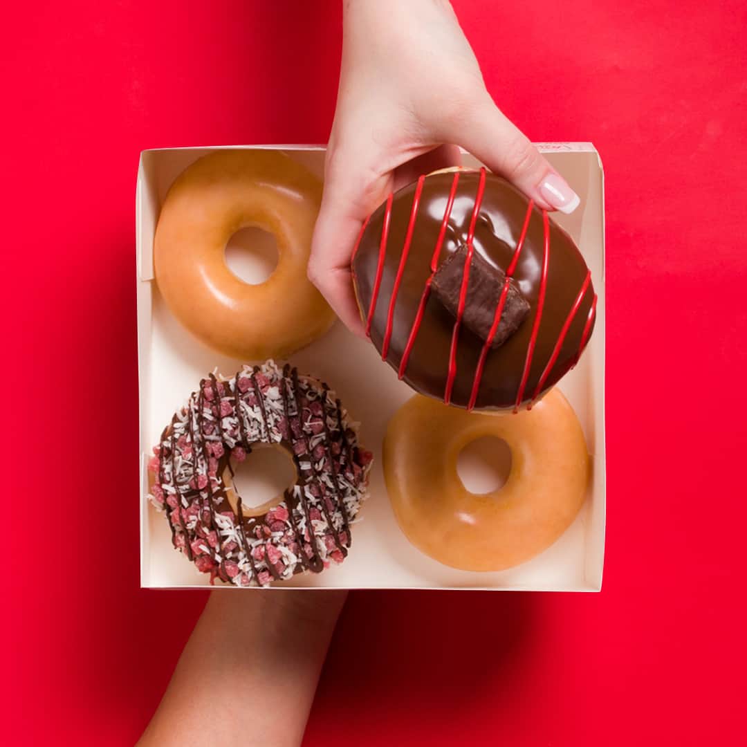 7-Eleven Australiaのインスタグラム：「Show them you care with a box of something sweet. Plus, enjoy free delivery for a limited time only. Link in bio ❤️🍒 #MothersDay   7-Eleven Delivery is available in selected areas only. Offer only available on Krispy Kreme Cherry Ripe four packs until 14 May 2023.」
