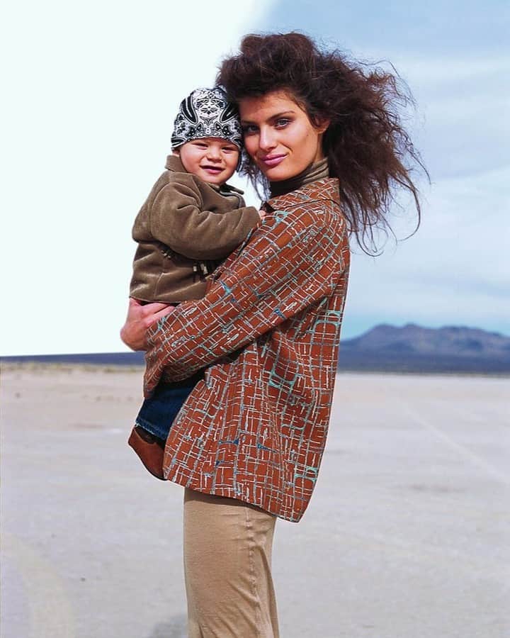 Vogueさんのインスタグラム写真 - (VogueInstagram)「Ahead of Mother’s Day tomorrow, we're looking back at some of the model moms who have been photographed with their children for Vogue. Some of these kids, who first appeared in the magazine as youngsters, are walking runways, or posing for shoots, just as their mothers did. In parallel fashion, the offspring of the people who grew up taping pictures of @ambervaletta, @cindycrawford, and @iamkarenalexander to their bedroom walls are now following these models’ model children.  At the link in our bio, take a peek into the family life of model moms throughout the pages of Vogue.   1.) Photographed by Carter Smith, Vogue, September 2015 2.) Photographed by Steven Meisel, Vogue, September 2008 3.) Photographed by Annie Leibovitz, Vogue, December 2019 4.) Photographed by Peter Lindbergh, Vogue,, February 2011 5.) Photographed by Arthur Elgort, Vogue, February 2004」5月14日 6時00分 - voguemagazine