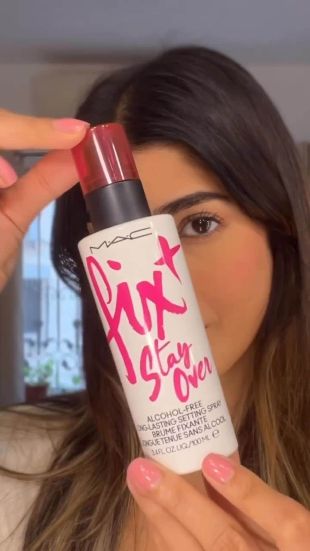 M·A·C Cosmetics BRのインスタグラム：「A musa @makeupbygeetika faz a make perfeita com seus queridinhos M•A•C e finaliza com o melhor fixador que você vai conhecer 😍 O Fix+ Stay Over garante 16h de fixação, protege contra a poluição e luz azul 😱 Assiste até o final que ela comprova que ele é sim, à prova de transferência 👀  Ela usou: 🤎 Base Studio Fix Fluid FPS15 NC20 🤎 Corretivo Studio Fix 24h NC35 🤎 Base em Pó Studio Fix NC30 🤎 Blush Powder - Blush Natural em Mocha 🤎 Fix+ 🤎 Fix+ Stay Over 🤎 Batom Retro Matte All Fired Up 🤎 Batom Matte Mehr  #ParaTodoMundoVer: no vídeo a @makeupbygeetika aplica a base e corretivo Studio Fix com uma esponja, a Base em Pó Studio Fix com um pincel abaixo dos olhos e um blush rosado nas bochechas. Em seguida ela mostra para a câmera o Fix+ e depois o Fix+ Stay Over, que ela borrifa no rosto, depois disso ela pressiona um papel no rosto que permanece limpo, mostrando que o produto mantém a make à prova de transferência.  #Regram: @makeupbygeetika @maccosmeticsindia #MACStudioFix #MACStayOver」