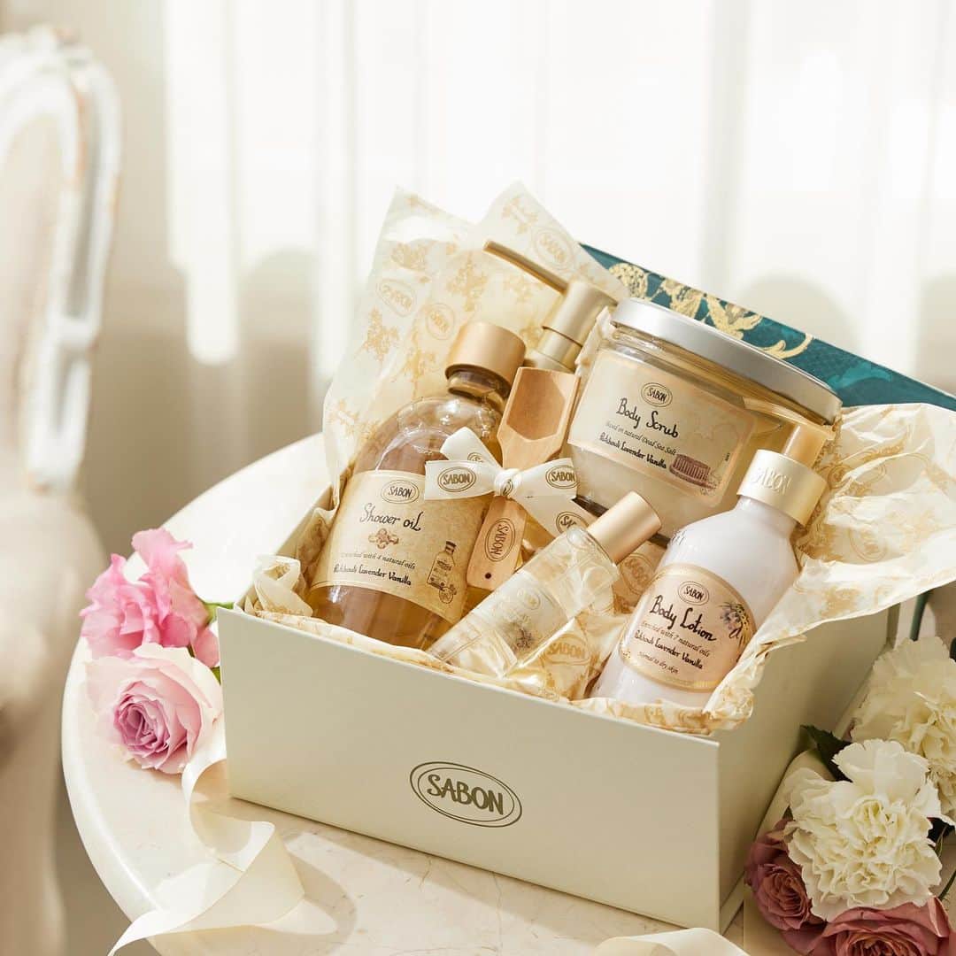 SABON Japanのインスタグラム：「Happy Mother's Day💐  大切なお母様へ自然の喜びにあふれるギフトを🎁 心ときめく至福な時間をお過ごしください✨  #sabon#gift#mothersday#サボン#母の日#マザーズデー#ギフト#母の日ギフト#贈り物#香り#ボディケア#ギフトセット#コスメ#母の日の贈り物#香りのある暮らし#スクラブ#ボディスクラブ#プレゼント#母の日プレゼント#ギフトラッピング」