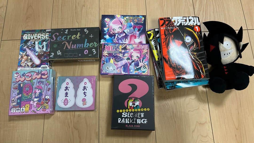 326のインスタグラム：「昨日の戦利品（当然自費購入）と きさいちさとし先生 めちゃくちゃ売れてる人なのに腰低すぎて 実りまくった稲穂かよ と思った。俺も調子乗ったらいかんな… 今日もビッグサイトにいますので よかったら声かけてくださいね さ、今日も散財すんぞ 散財散財」