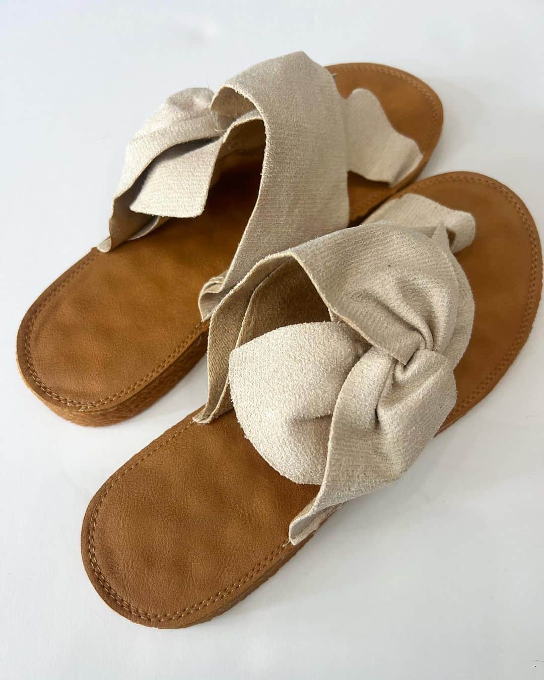 Pualani Hawaii Beachwearさんのインスタグラム写真 - (Pualani Hawaii BeachwearInstagram)「可愛いサンダルが入荷しました💓 お値段は$25 、カラーは3種類です。  これからの季節に活躍しそう☀️ 気になる方はお問い合わせ下さい☺️🌺  #hawaii#oahu#bikini#hawaiilove#ハワイ#ハワイ旅行 #ハワイ生活 #ビーチ#ビキニ#モンサラット#ハワイ土産#ビキニ#水着#ビーチウェア#海#夏#ワンピース#ワンピース水着#モンサラットアベニュー #ハワイライフ#bikini#fashion #swimsuit #summer#bikinishoot #bikinistyle #水着女子 #水着コーデ #ビキニ👙 #ビキニコーデ #サンダル#sandalias」5月14日 6時14分 - pualani_monsarrat