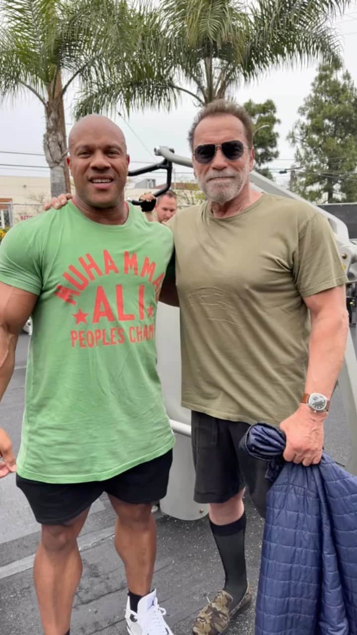 Phil Heathのインスタグラム：「Was able to catch a workout next to @schwarzenegger at the Mecca,Gold's Gym Venice this morning and needless to say I was excited. Arnold still trains daily, carrying the high standards of health and wellness being a top priority so that he can thrive in all areas of his life. To train beside him was awesome, chatting in between sets about bodybuilding but most importantly life and all of its opportunities was even more valuable. To receive instruction from this man is something I am forever grateful for and will definitely use those nuggets of wisdom to stack some more wins in my life.   Arnold has a new documentary being featured on @netflix with a three-part series illustrating the three lifetimes that he has lived. I can say that he has exhibited greatness throughout and believe that he is far from slowing down.   Key takeaways were:  GREATNESS has no limits. It is only for those who sign up daily throughout life's challenges, continuously learning about oneself, adjusting one's habits and behavior to enable positive results.   LISTENING to those who are actual experts. I could easily act like a know it all given he and I are tied with 7 Mr Olympia titles, however I recognize there are experiences he has which I can learn from by asking questions and actively listening to him speak.   GRATITUDE!!! Arnold trains amongst everyone and respects his space while training but will say hello to everyone as he continues to never forget where he came from, offering all the "right advices" while time permits.   SERVICE!!! He is a servant leader who truly wants the best for everyone yet knows he carries a heavy responsibility to be the change he wishes to see in others.   I was able to feel that vibe and truly accept that we all including myself must do our part to be our greatest versions of self to help humanity thrive!!!  I definitely needed this interaction as I planned on training for an hour and this gave me more fuel to train an additional TWO hours haha.   I used this quote while training from Conan the Barbarian.  "I am a sword made flesh. Steel and death are my companions"   Stay strong. Love to All!!!  -PH」