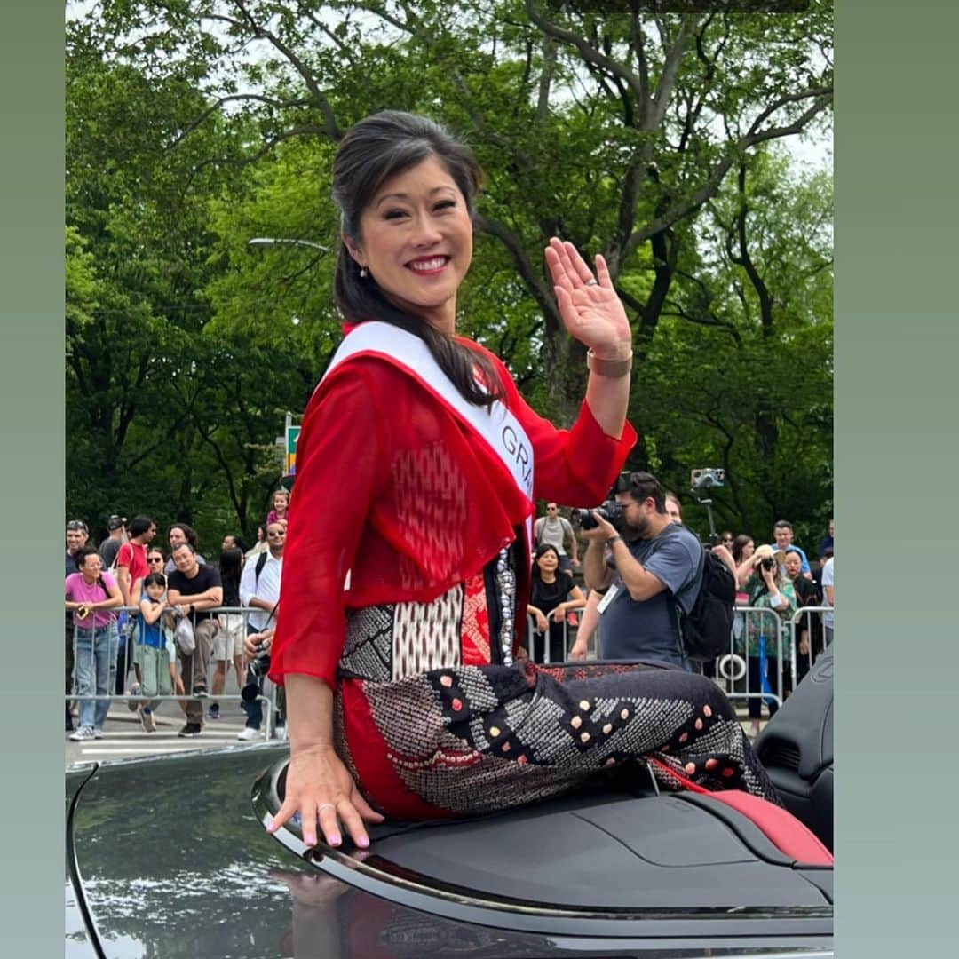 クリスティー・ヤマグチのインスタグラム：「A fun day riding along Central Park West in the @japanparadenyc . Arigato to Ambassador Mori and NYC for the honor to be your Grand Marshal. 🇺🇸🇯🇵#friendship」