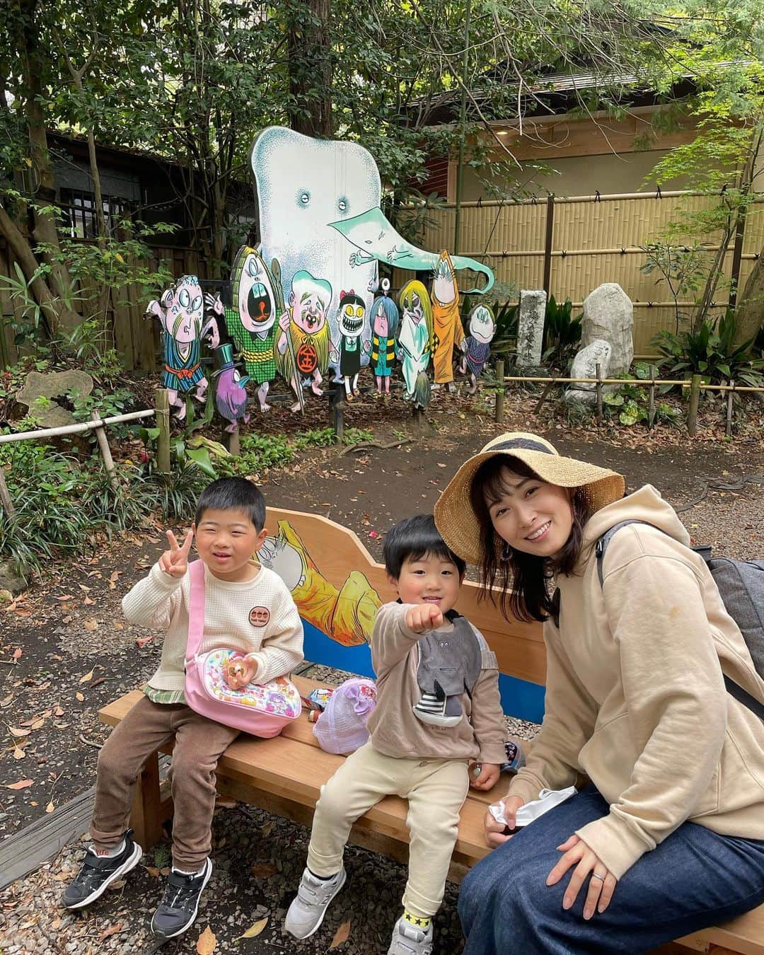 星野涼子さんのインスタグラム写真 - (星野涼子Instagram)「【鬼太郎茶屋①】 夫が小さい頃ゲゲゲの鬼太郎好きだったのが遺伝したのか(笑)、 子供達も好きになって、4月に念願の鬼太郎茶屋へ👻  実家にあったプリキュアグッズを突然気に入ってそれ身につけて行った長男🤣  写真スポットやグッズがいっぱい！！ よく見たら長男ねずみ男と同じ表情してないか？(笑)  ちなみによく見たがるエピソードは、長男→夜叉　次男→牛鬼 豆腐生地にこしあんの目玉おやじまん、おいしかった👅  写真多いので、その②へ  #ゲゲゲの鬼太郎　#鬼太郎茶屋　#東京 #調布 #深大寺　#プリキュア　#鬼太郎　#ねずみ男　#夜叉　#牛鬼　#妖怪　#目玉おやじ　#tokyo #토쿄 #아들 #아들스타그램 #아들맘 #uniqlo #uniqlou #apc #デニムコーデ　#スタンスミス」5月14日 6時32分 - ryoko.hoshino