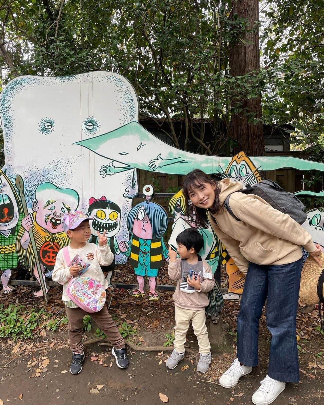 星野涼子さんのインスタグラム写真 - (星野涼子Instagram)「【鬼太郎茶屋①】 夫が小さい頃ゲゲゲの鬼太郎好きだったのが遺伝したのか(笑)、 子供達も好きになって、4月に念願の鬼太郎茶屋へ👻  実家にあったプリキュアグッズを突然気に入ってそれ身につけて行った長男🤣  写真スポットやグッズがいっぱい！！ よく見たら長男ねずみ男と同じ表情してないか？(笑)  ちなみによく見たがるエピソードは、長男→夜叉　次男→牛鬼 豆腐生地にこしあんの目玉おやじまん、おいしかった👅  写真多いので、その②へ  #ゲゲゲの鬼太郎　#鬼太郎茶屋　#東京 #調布 #深大寺　#プリキュア　#鬼太郎　#ねずみ男　#夜叉　#牛鬼　#妖怪　#目玉おやじ　#tokyo #토쿄 #아들 #아들스타그램 #아들맘 #uniqlo #uniqlou #apc #デニムコーデ　#スタンスミス」5月14日 6時32分 - ryoko.hoshino