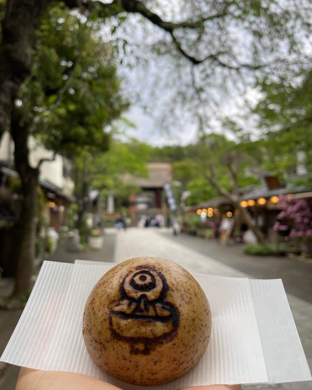 星野涼子さんのインスタグラム写真 - (星野涼子Instagram)「【鬼太郎茶屋①】 夫が小さい頃ゲゲゲの鬼太郎好きだったのが遺伝したのか(笑)、 子供達も好きになって、4月に念願の鬼太郎茶屋へ👻  実家にあったプリキュアグッズを突然気に入ってそれ身につけて行った長男🤣  写真スポットやグッズがいっぱい！！ よく見たら長男ねずみ男と同じ表情してないか？(笑)  ちなみによく見たがるエピソードは、長男→夜叉　次男→牛鬼 豆腐生地にこしあんの目玉おやじまん、おいしかった👅  写真多いので、その②へ  #ゲゲゲの鬼太郎　#鬼太郎茶屋　#東京 #調布 #深大寺　#プリキュア　#鬼太郎　#ねずみ男　#夜叉　#牛鬼　#妖怪　#目玉おやじ　#tokyo #토쿄 #아들 #아들스타그램 #아들맘 #uniqlo #uniqlou #apc #デニムコーデ　#スタンスミス」5月14日 6時32分 - ryoko.hoshino