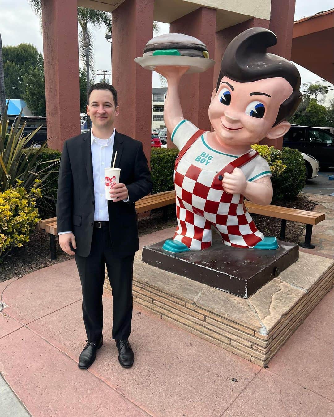 ベン・サヴェージのインスタグラム：「Greetings from Burbank」