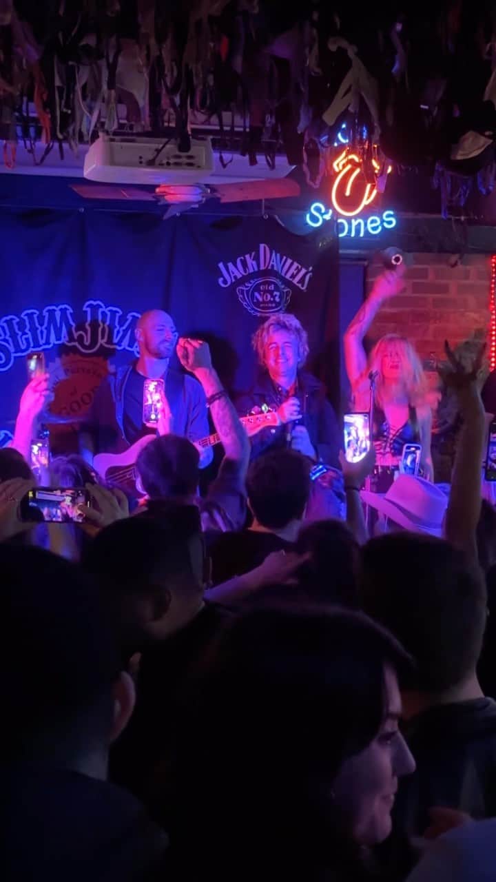 Green Dayのインスタグラム：「When you walk into a pub and the cover band starts playing your song @slimjims_liquorstore」
