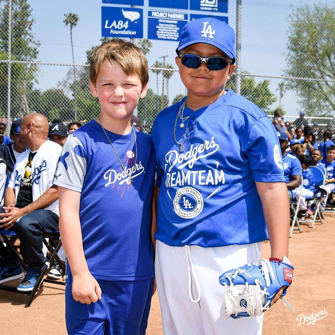 Los Angeles Dodgersさんのインスタグラム写真 - (Los Angeles DodgersInstagram)「This morning, @ellenkershaw joined the @dodgersfoundation to unveil the 59th and 60th Dodger Dreamfields and @kershawschallenge Fields at Edward Vincent Jr. Park in Inglewood. The newly renovated fields will cater to kids and teenagers from the Dodgers Dreamteam and local high schools.」5月14日 7時05分 - dodgers