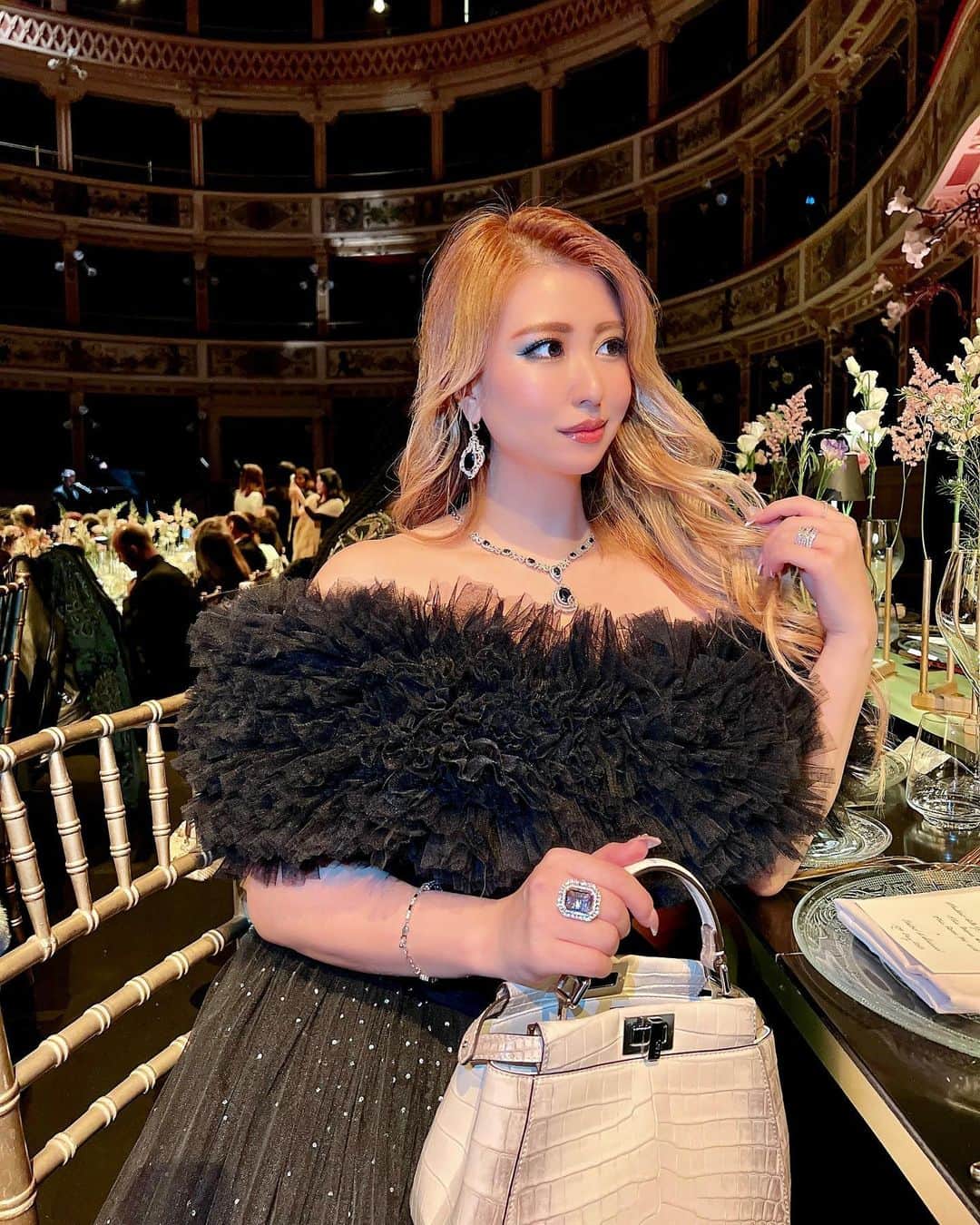 ayuのインスタグラム：「💛🖤FENDI🖤💛 Gala Dinner🍽🥂  イタリアで行われた FENDIのパーティー🎉 ゴージャスなゲスト達と 一緒に沢山盛り上がった夜でした🌙 最後の動画はみんな立ち上がって歌って踊って大盛り上がりでした😆  #fendi#galadinner」