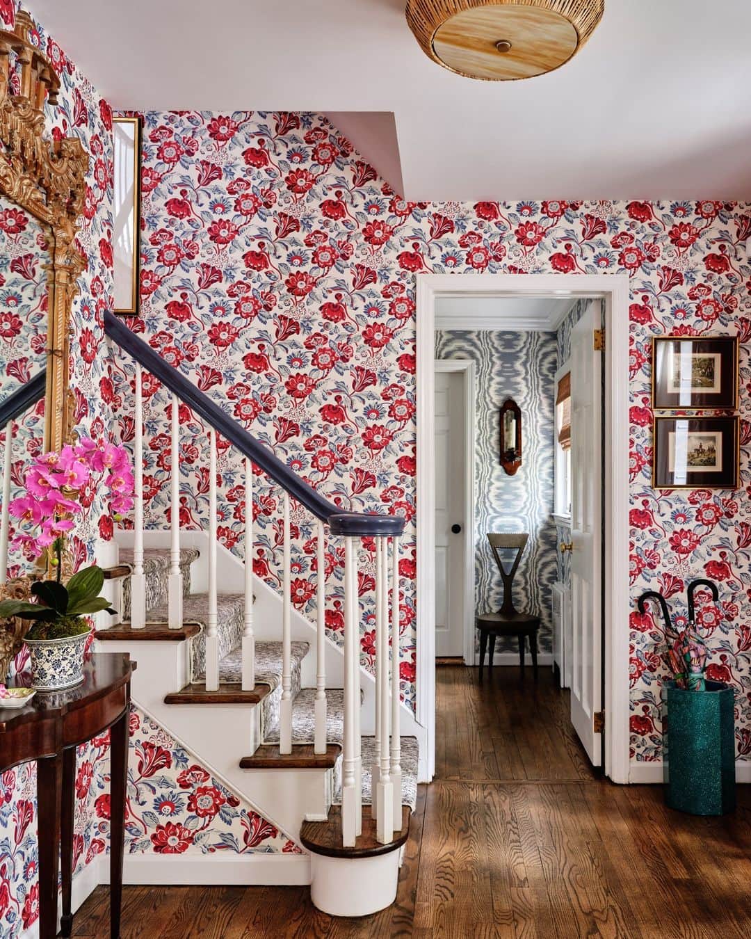 ELLE DECORさんのインスタグラム写真 - (ELLE DECORInstagram)「If you’ve ever wanted to peek inside the home of an ELLE DECOR editor, you’re in luck: Style director Parker Bowie Larson (@parkerbowielarson) invited us into her Long Island home, which she lovingly spent eight years decorating. Perhaps her biggest challenge? “Convincing my husband of the merits of bold wallpaper,” she writes. Here in the entry, she went with a beautiful floral from @raoultextiles and complemented it with one of their blue moiré patterns in an adjoining hallway. Strategically, she installed everything while her husband was away.  Want more of this happy family home? Click the link in bio to tour the rest of Parker’s house, as shown exclusively on elledecor.com. Written by @parkerbowielarson. Photographed by @readmckendree.」5月14日 7時00分 - elledecor