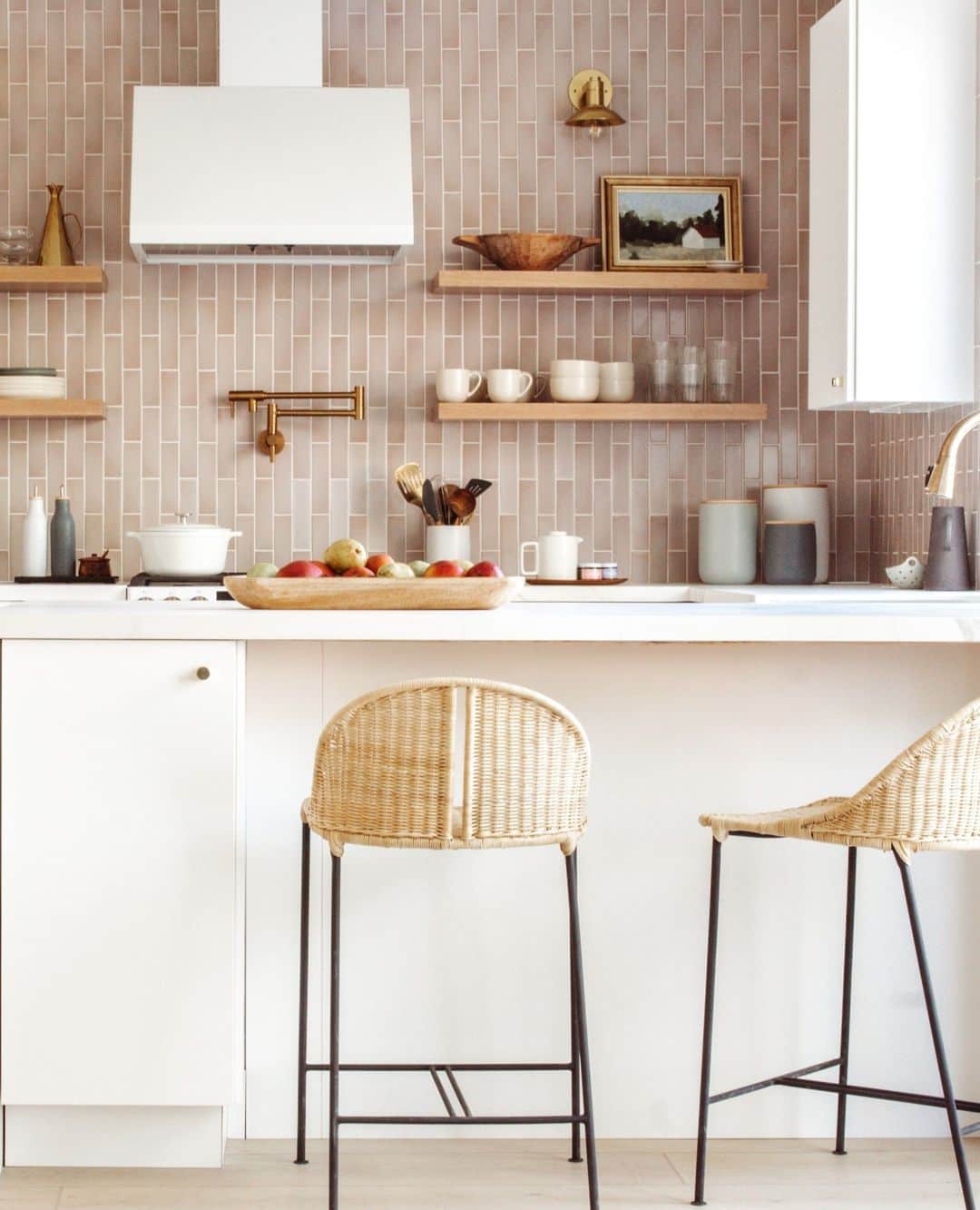 HGTVのインスタグラム：「This home tour has us like ... 😍😍😍⁠ ⁠ We're obsessed with all of it, but you definitely don't want to miss the DIY kitchen banquette. It's incredible. ⁠ ⁠ Anita Yokota (@anitayokota) believes you can use interior design to create a peaceful, wellness-centric home. Head to the 👉 #linkinbio to see how she does it in her place. ⁠ ⁠ 📸: @anitayokota」