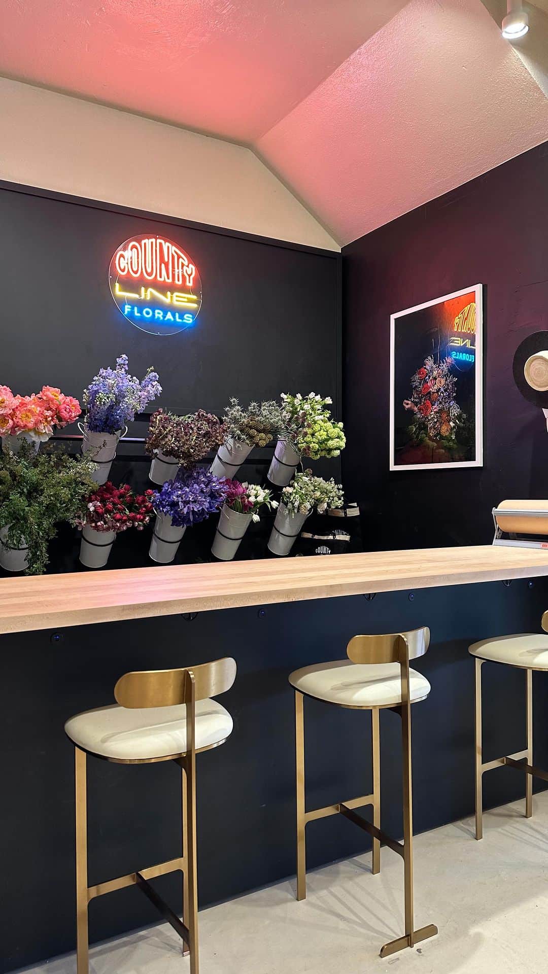 アビゲイル・スペンサーのインスタグラム：「Free Yourself, Florista-ing! Come visit our « Florista Bar » @thirteenlune this #MothersDay for some very special @countylineflorals ing🌷💅🏼💕.」
