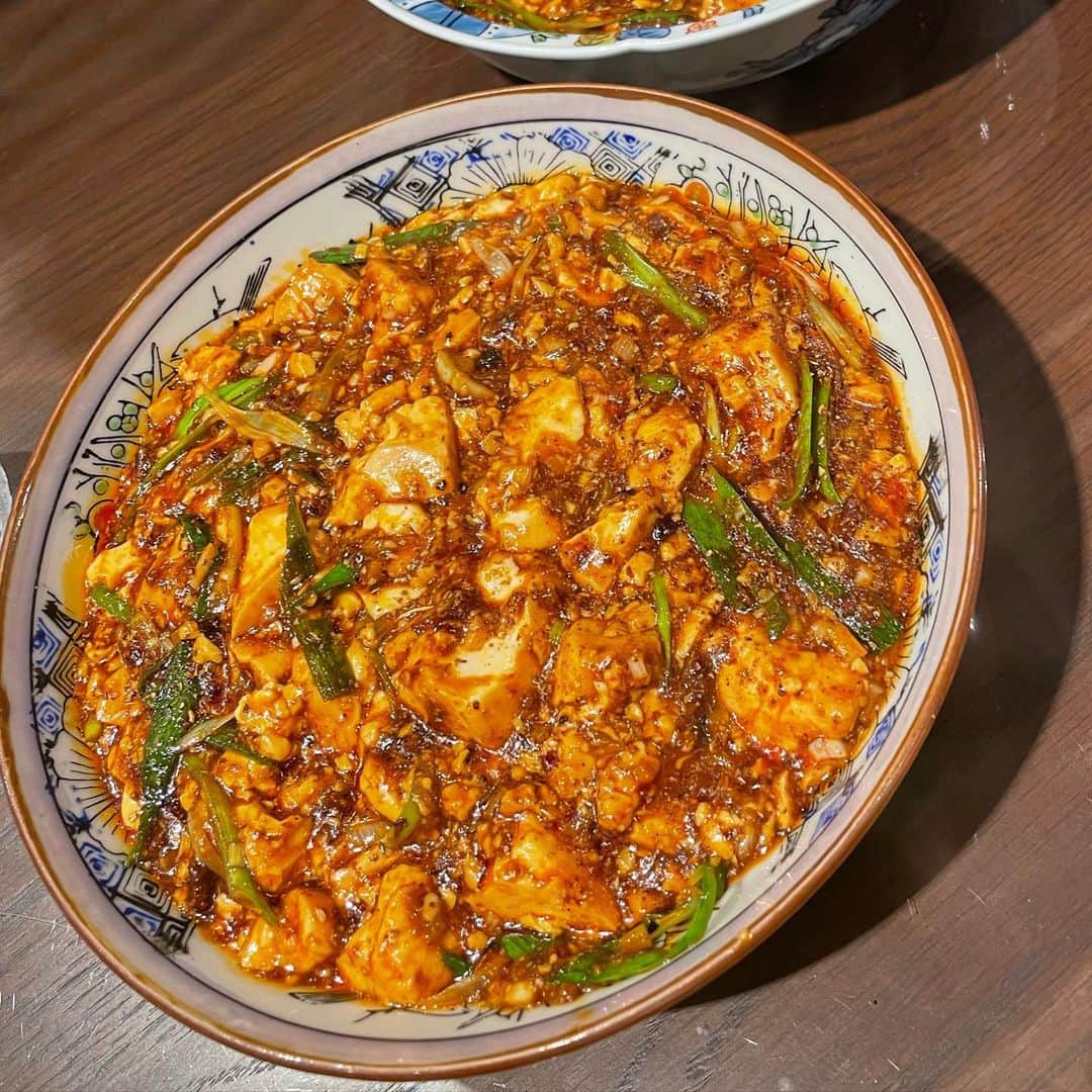 東野幸治のインスタグラム：「ヤマヒロさんやゴエちゃんと「ちゃちゃ入れ」の食事会。 美味しい中華食べに行きました。 店の名前忘れてしまいました。 近日放送の「谷町線の人だかり」シリーズご覧ください！出てきます！ メッセの黒田くんはオニヤンマくんの社長とご飯食べに行きました。」