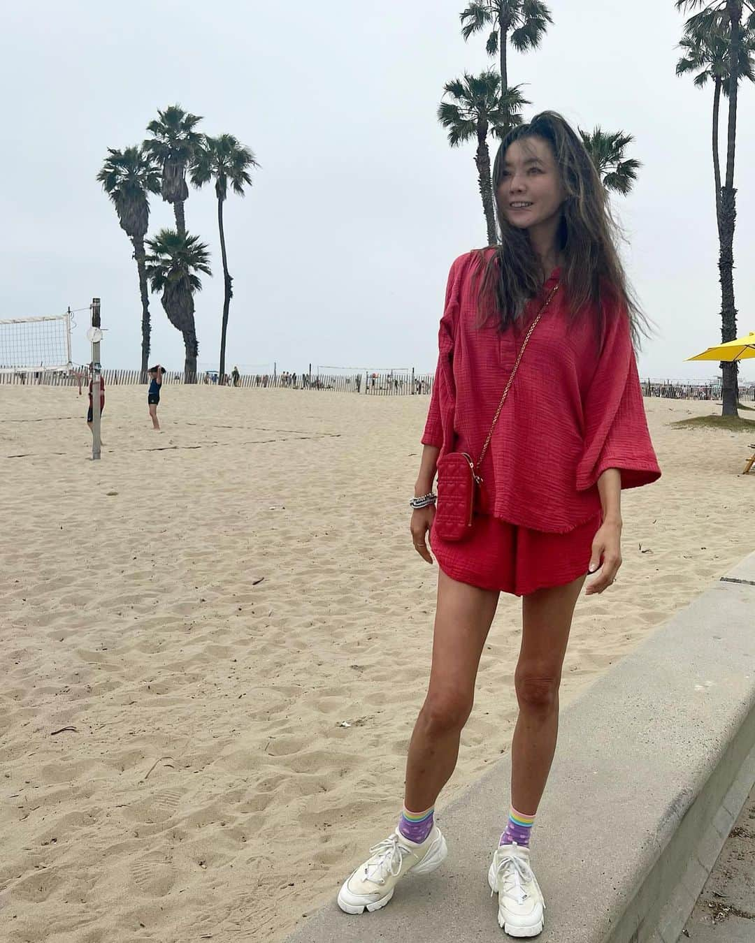 和央ようかさんのインスタグラム写真 - (和央ようかInstagram)「Saturday morning Santa Monica Vibes 😝  サンタモニカでの土曜日の朝😊長〜い お散歩に行ったが、気持ち良いのも束の間…ちょっと寒い😵 何度LAに来てもいつも、薄着すぎて失敗😮‍💨(因みに周りの方々は私と同じ薄着多し😵.やはり、皮膚が違うに違いない😆)  で、もっと歩きたかったが、断念して、ホテルで一杯🍹飲んでしまう😂😂😂 その上、今日はお昼抜こうと思っていたのに、しっかり、食べてしまう😮‍💨 あー、なかなか、調整むつかしいね😮‍💨 意志が弱い…こんな日もあるよね、人間だもの😝  #takakoworldstylin🌎 #takakolastylin🌴 #lifestyle #la #yokawao 和央ようか」5月14日 7時14分 - yokawao0215