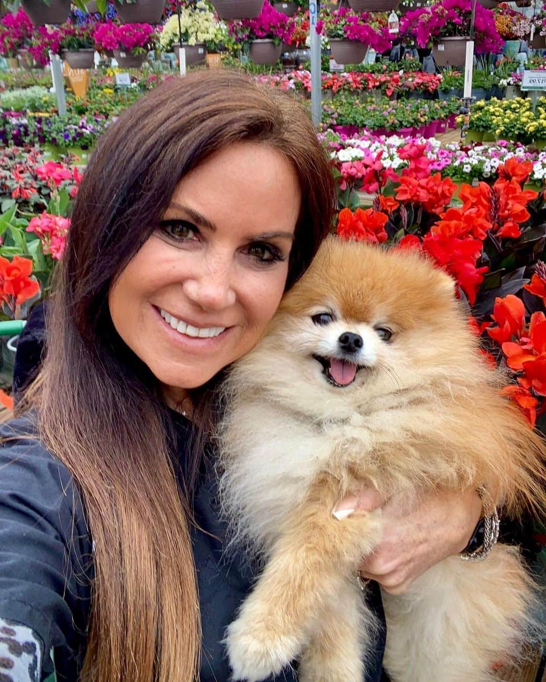 Monique&Gingerさんのインスタグラム写真 - (Monique&GingerInstagram)「Wishing everyone a Happy Mother’s Day💐👩🏻from the prettiest flower at the garden center!🌸🐶」5月14日 7時15分 - monique_ginger