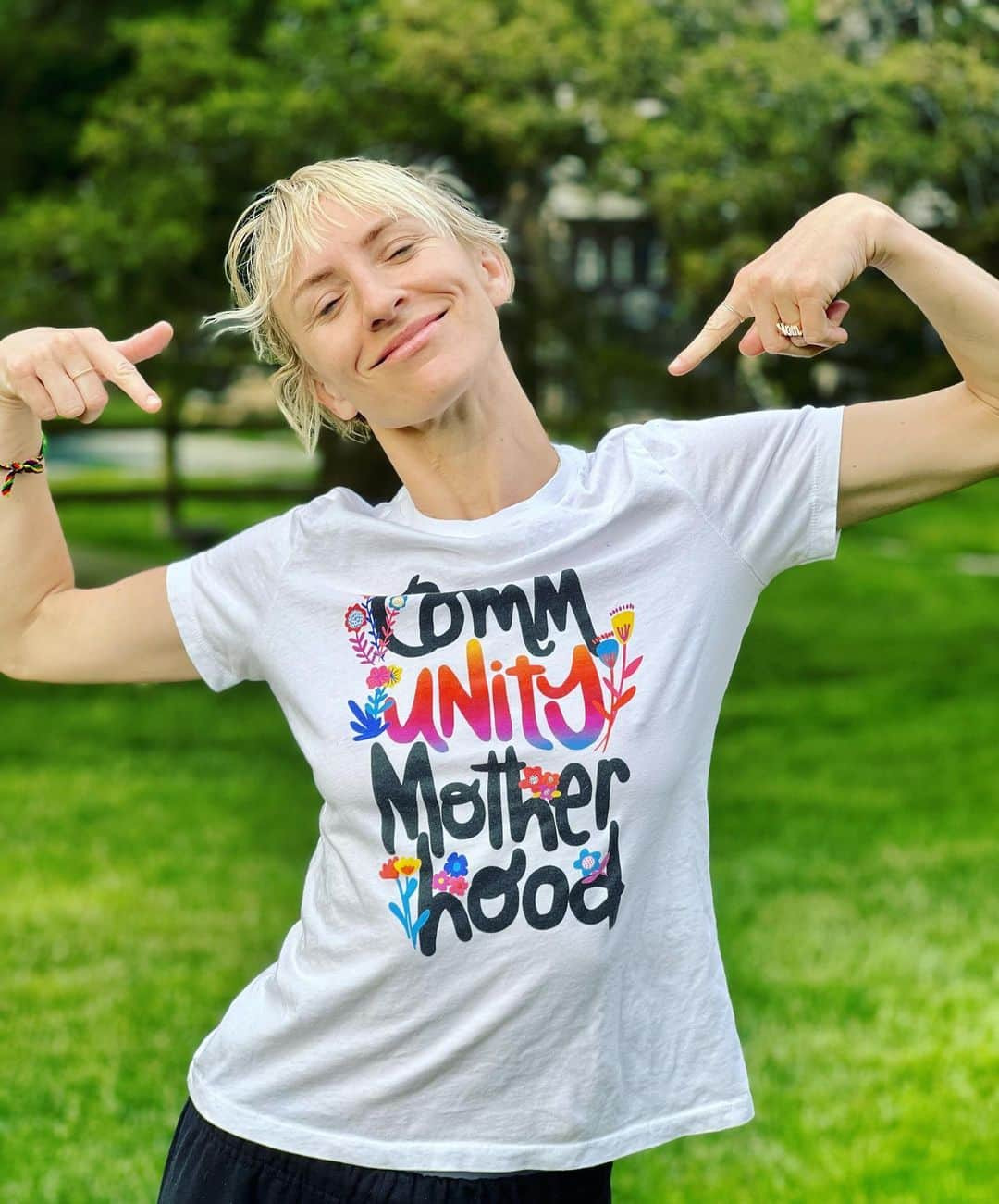 ミッキー・サムナーのインスタグラム：「On the eve of Mother’s Day proud to support & lift up the amazing @allianceofmoms. AOM is a community of moms supporting expectant & parenting teens in foster care, so that they can access the resources they need to heal, thrive, & build a positive future for themselves & their children. #communitymotherhood #allianceofmoms Buy a t-shirt to support (link in my stories)  📸 @carterbsmith ❤️」