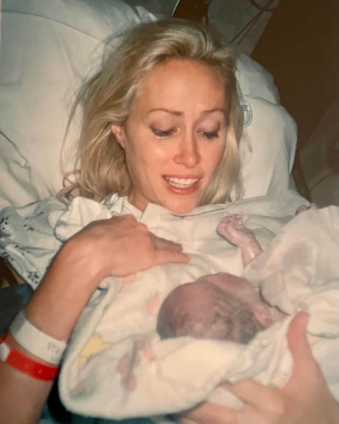 ノア・サイラスのインスタグラム：「happy birthday to my beautiful mother .. no matter what i will always love you」