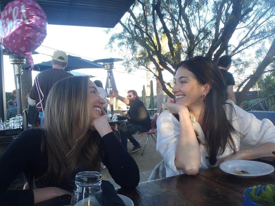 オードリー・ウィットビーのインスタグラム：「Thank god we’re related and she’s forced to hang out with me. HAPPY BIRTHDAY @maddywhitby !!!」