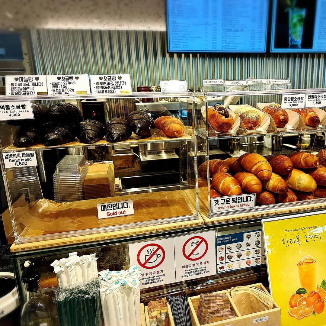 とぎもちさんのインスタグラム写真 - (とぎもちInstagram)「. 【仁川 🇰🇷 인천】  仁川国際空港第1ターミナルの中にある cafe チョンヘユン☕️💕  ここ塩パンがいろんな種類売られてて 前から気になってたけど…  いや、めっちゃ美味しかった。  お店の人気塩パン キャラメルシナモン塩パン😍  外サックサク中もちもち キャラメルシナモンのソースがかかってる。。  これ食べなきゃ損。 仁川空港行ったら毎回絶対食べよ。  #cafechenghyeyum #cafeチョンヘユン #カフェチョンヘユン #キャラメルシナモン塩パン #塩パン #仁川国際空港第１ターミナル #仁川国際空港 #仁川国際空港カフェ #카페청혜윰 #인천국제공항 #인천 #인천국제공항제1터미널 #인천공항카페 #카라멜시나몬소금빵 #とぎもち塩パン #とぎもちキャラメルシナモン塩パン #とぎもちカフェチョンヘユン #とぎもちパン #とぎもち仁川国際空港」5月14日 18時18分 - togistagram