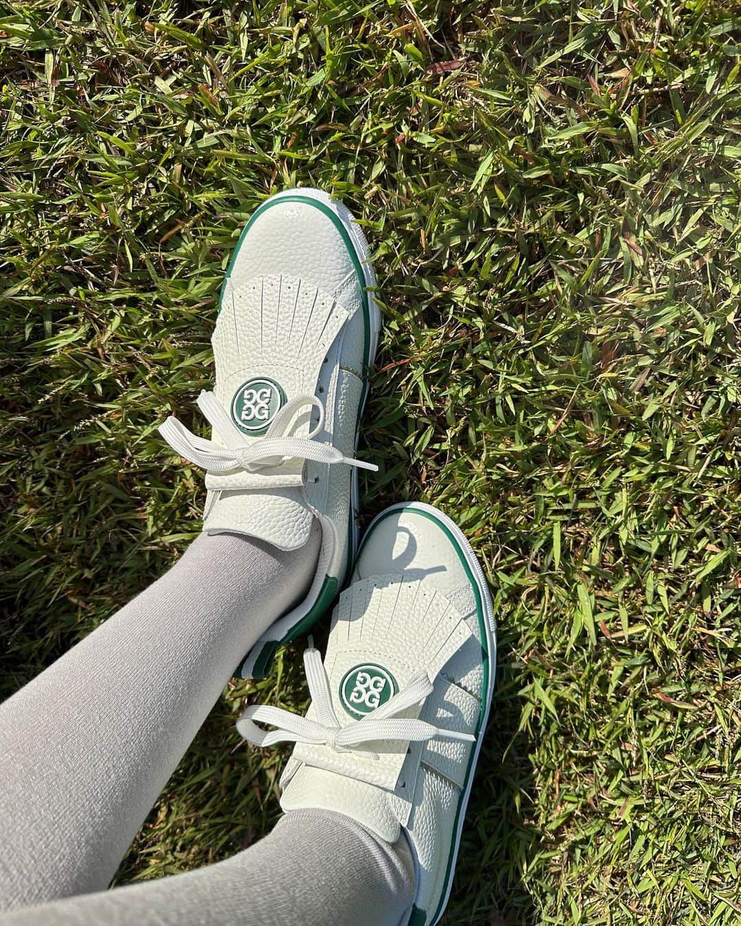 高木由梨奈のインスタグラム：「おニューのゴルフシューズ👟 @taylormade_golf_japan と @gforejapan のコラボシューズ💚 見つけた瞬間絶対買おう！と思ってやっと買えました🙌 履き心地最高✨防水だから白でも汚れにくくて嬉しい☺️ フリンジの部分は取り外すこともできるのでまた違ったデザインも楽しめるの✨ 東京でも地元でもゴルフの度に持ち歩いてます🥳  #ゴルフ女子 #ゴルフウェアレディース #ゴルフシューズ #テーラーメイド #gfore」