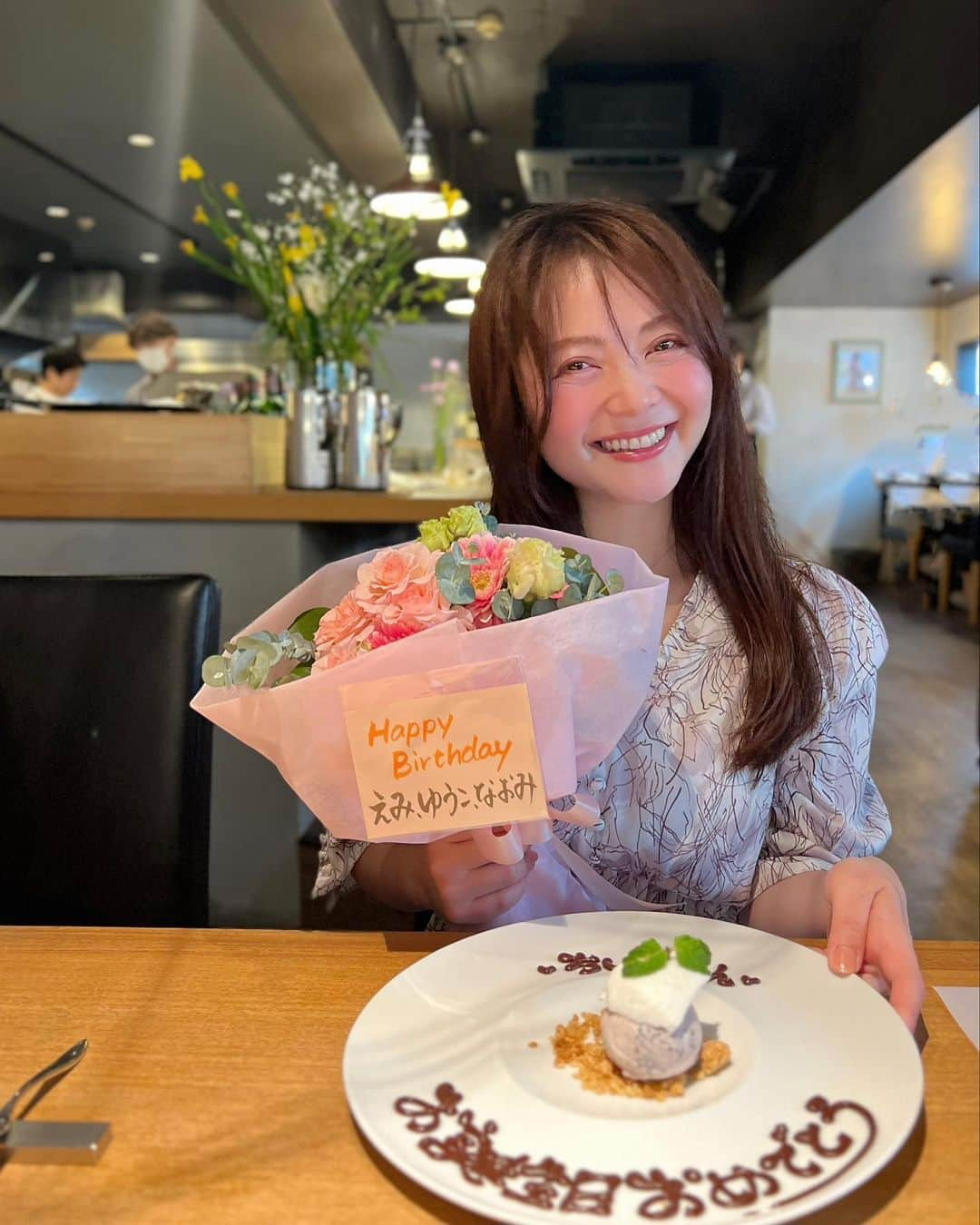 大井智保子のインスタグラム：「🌷🌸  お誕生日は明日15日 なんだけど いつもあそんでくれる 仲良しお姉さま方に 前祝いしていただきました💓💓  orage🍴 とってもおいしかった🤍  かわいいブーケと💐 みんなで写真撮れるの久しぶりで 嬉しかった〰︎♡♡  素敵なプレゼントも ありがとうございます🤍🤍  大切に使わせてもらいます🍳 C&SAKURAバッグはさっそく今日もった🛍️  @_nao.kaze.hehn.caaarp_  @yuko.ao_  @__xxemyyyxx__   ありがとうぅぅぅ😘  そして、母の日ですね💗 幸せな人生をありがとう❣️  #女子会 #感謝 #お誕生日 #お誕生日会 #前祝い #ありがとう #ありがとうございます #birthday #5月15日生まれ  #母の日 #お母さんありがとう」