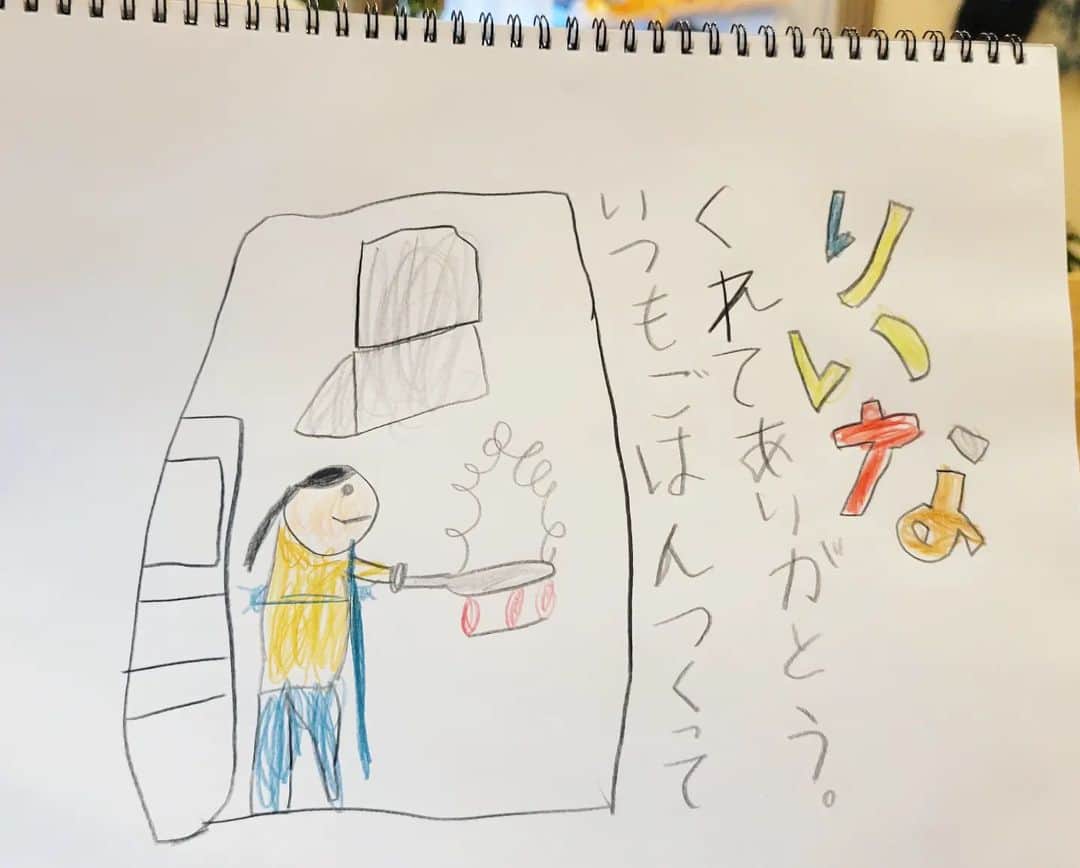 本仮屋リイナのインスタグラム：「スーパーで母の日の似顔絵コーナーを見かけ、今日が母の日だと認識した息子が、帰宅し、3枚も絵を描いてくれました🥹💞⁡ 料理、タロット、ポールダンスの3枚。 ⁡たしかに、どれも私らしい瞬間🤭🤭 #母の日 #ありがとう ⁡⁡ ⁡#小一  #タロット #ポールダンス」