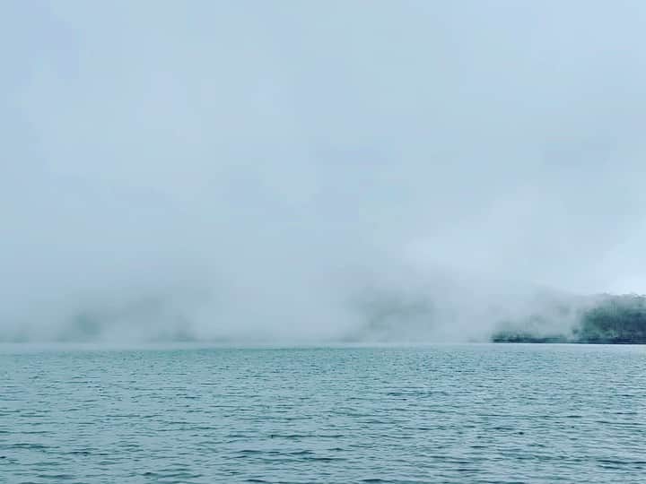 HiRAO INCのインスタグラム：「. 霧に包まれてゆく山 湖に溶けて無になる」