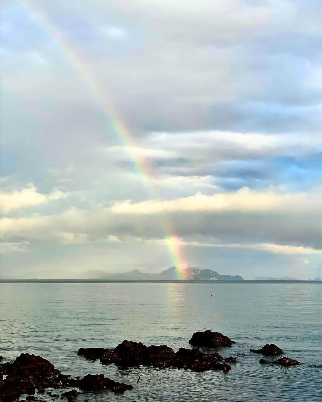 祥吉さんのインスタグラム写真 - (祥吉Instagram)「虹 晴れてきたのに雨 虹が出そうと東の空を気にしてると… やっぱり出てくれたー🌈✨  #虹 #雨晴れ #瀬戸内海 #海 #空 #温泉 #旅館 #旅行 #播州赤穂 #赤穂 #赤穂御崎 #赤穂温泉 #赤穂温泉祥吉  #潮彩きらら祥吉 #祥吉」5月14日 18時24分 - akoshokichi