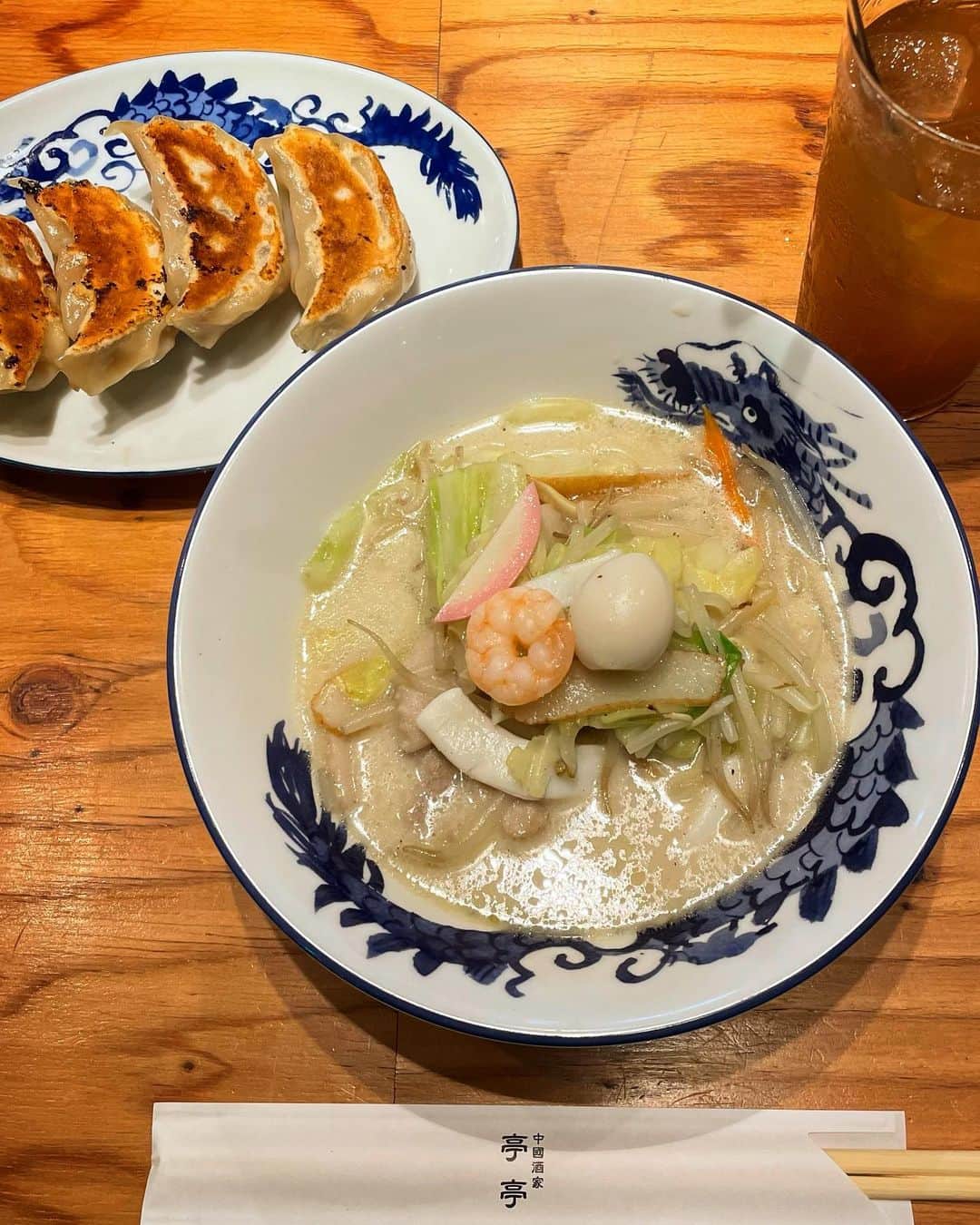生形由佳さんのインスタグラム写真 - (生形由佳Instagram)「・ 立川にある @teitei_tachikawa   料理もお酒もすべてが美味しい中國酒屋🇨🇳🥢  名物のちゃんぽんは野菜たっぷりで 優しい味のスープとの相性が最高でした🍜  ここに来たらぜひ頼んで欲しいのは焼き餃子！🥟♡ 皮はもっちもち、肉汁たっぷりでとっても美味しかった~  店員さんの人柄も素敵でした😌♡  #立川グルメ  #立川居酒屋」5月14日 18時25分 - yuka.ub