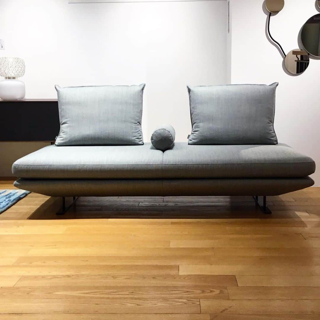 ligne roset shopさんのインスタグラム写真 - (ligne roset shopInstagram)「リーン・ロゼ銀座店からのお知らせ ５月１５日（月）は撮影の為臨時休業致します。 ご不便をお掛けいたしますが何卒よろしくお願い申し上げます。  ROSETPrado【ロゼプラド】 Kvadrat社の代表的な人気生地Remix3を張地に使用した2Pハイタイプの展示モデルです。 複数の糸で織られた複雑な色合いは、シンプルで美しいロゼプラドのシルエットを引き立てます。  #ligneroset#lignerosetginza#ginza#interior#room#design#sofa#furniture#room#myligneroset#rosetprado  #リーンロゼ#リーンロゼ銀座#銀座#インテリア#インテリアコーディネート#家具#ソファ#リノベーション#リーンロゼのある暮らし#ロゼプラド  @ligneroset_jp」5月14日 16時58分 - ligneroset_jp_shop