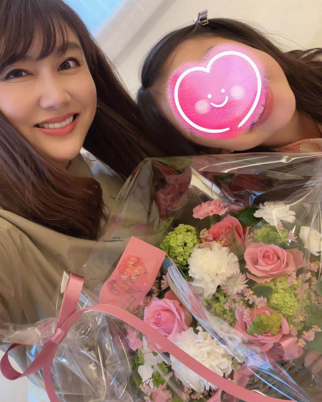 安めぐみさんのインスタグラム写真 - (安めぐみInstagram)「今日は母の日ですね🌷  2人からお花をもらいました☺️🙆‍♀️✨ 嬉しいです☺️ありがとうー✨  そして世の中のお母様いつもお疲れ様です🥰  #母の日 #happymothersday  #お花 #💐 #世の中のお母さまいつもお疲れ様です✨」5月14日 16時52分 - yasu_megumi_official