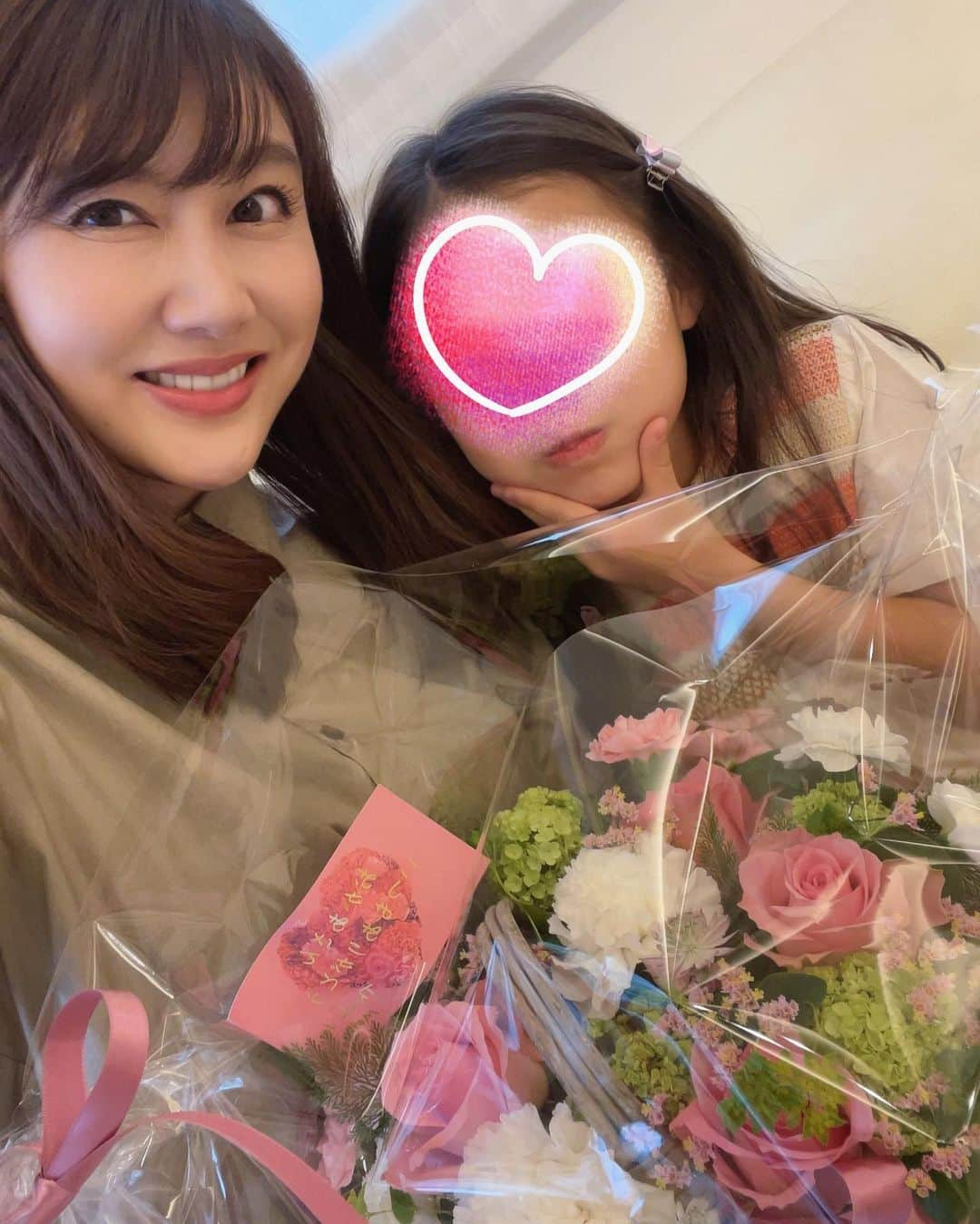 安めぐみさんのインスタグラム写真 - (安めぐみInstagram)「今日は母の日ですね🌷  2人からお花をもらいました☺️🙆‍♀️✨ 嬉しいです☺️ありがとうー✨  そして世の中のお母様いつもお疲れ様です🥰  #母の日 #happymothersday  #お花 #💐 #世の中のお母さまいつもお疲れ様です✨」5月14日 16時52分 - yasu_megumi_official