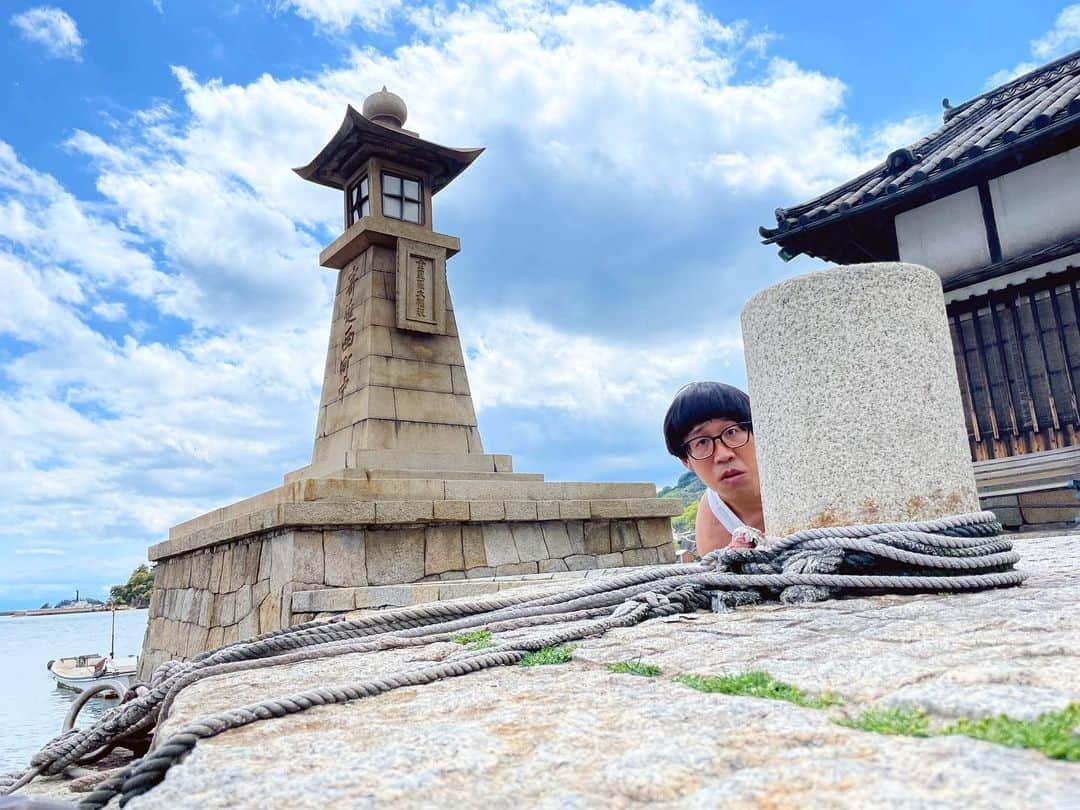 ひょっこりはんのインスタグラム：「常夜燈ひょっこり  #広島県 #福山市 #常夜燈 #これ登れるの？ #登れないの？ #登っていいの？ #登るよ？ #ダメ？ #いいよね？ #どう？ #を繰り返して #結果 #前のぽっこりでひょっこり #少しだけ #撮影の一部始終もどうぞ #肩ぐいーんなってるね #地べた芸人 #で #結局 #登っていいの？」