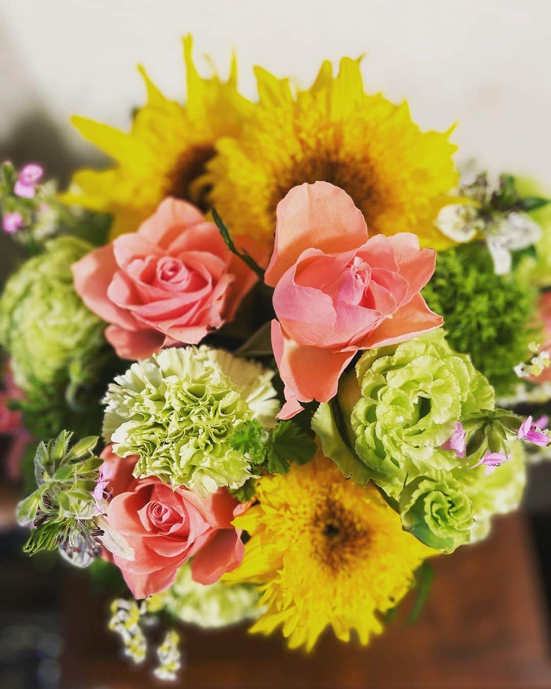 小橋めぐみのインスタグラム：「🌹  向日葵と薔薇とグリーンのカーネーションを選んで、優しい色合いでお願いしますとお伝えしてあとはお任せで🌻  30分後、出来上がったアレンジメントは、 あまりに母のイメージで🥹  思わず 「わぁ、母にぴったりです！ありがとうございます！」 とお伝えしたら、 「よかったです！テレパシーでしょうか☺️」と。 知らぬ間にテレパシーを送っていたようです。  ゼラニウムからいい香りが漂っていて 何度もくんくんしてしまいます。  花を愛する母がとっても喜んでくれたのが 何より嬉しかったなぁ。  Happy Mother's Day!🌹  お花屋さんは、 @matilda_nakameguro  お店の方がみなさん温かくて、 お洒落だけれど気取らなくて、 大好きなお花屋さん💐  #happymothersday」