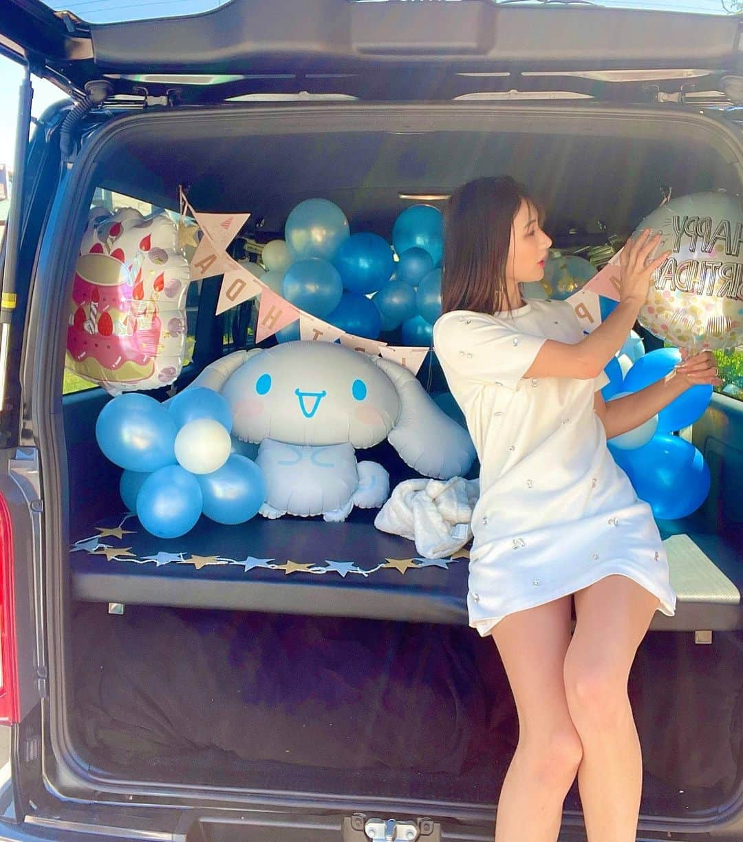 ばんちゃんのインスタグラム：「コメント、いいね👍お待ち💙🤍 娘の誕生日に車の中を#カーサプライズ をしてみた🌈 シナモンが大好きやからシナモン色のバルーン💙🤍💙🤍 . . 結果は、、、むっちゃ喜んで風船にまみれていました♡ . . この後サンリオショップでめちゃ買い物した🌈 . #京都#カーサプライズ#風船サプライズ #風船アート #バルーンアート#シナモン#シナモンロール#サンリオ#誕生日サプライズ#バルーンサプライズ#ZARA#ハッピーバースデー#バースデーサプライズ#happybirthday」