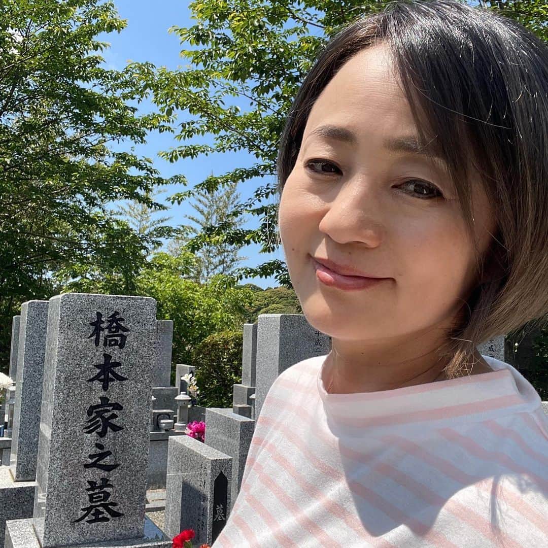 橋本志穂さんのインスタグラム写真 - (橋本志穂Instagram)「今日は母の日。。 お墓に会いに行きました。 でも、、、 「私の〜ぉお墓のぉ〜まーえで。。」的に考えたら 「そこに〜私は〜 いません〜」って、 母は飛び回ってるかな😁  まぁ父の日みたいな 父との1日になりました😅  #母の日 #墓参り」5月14日 17時00分 - shihohashimoto3