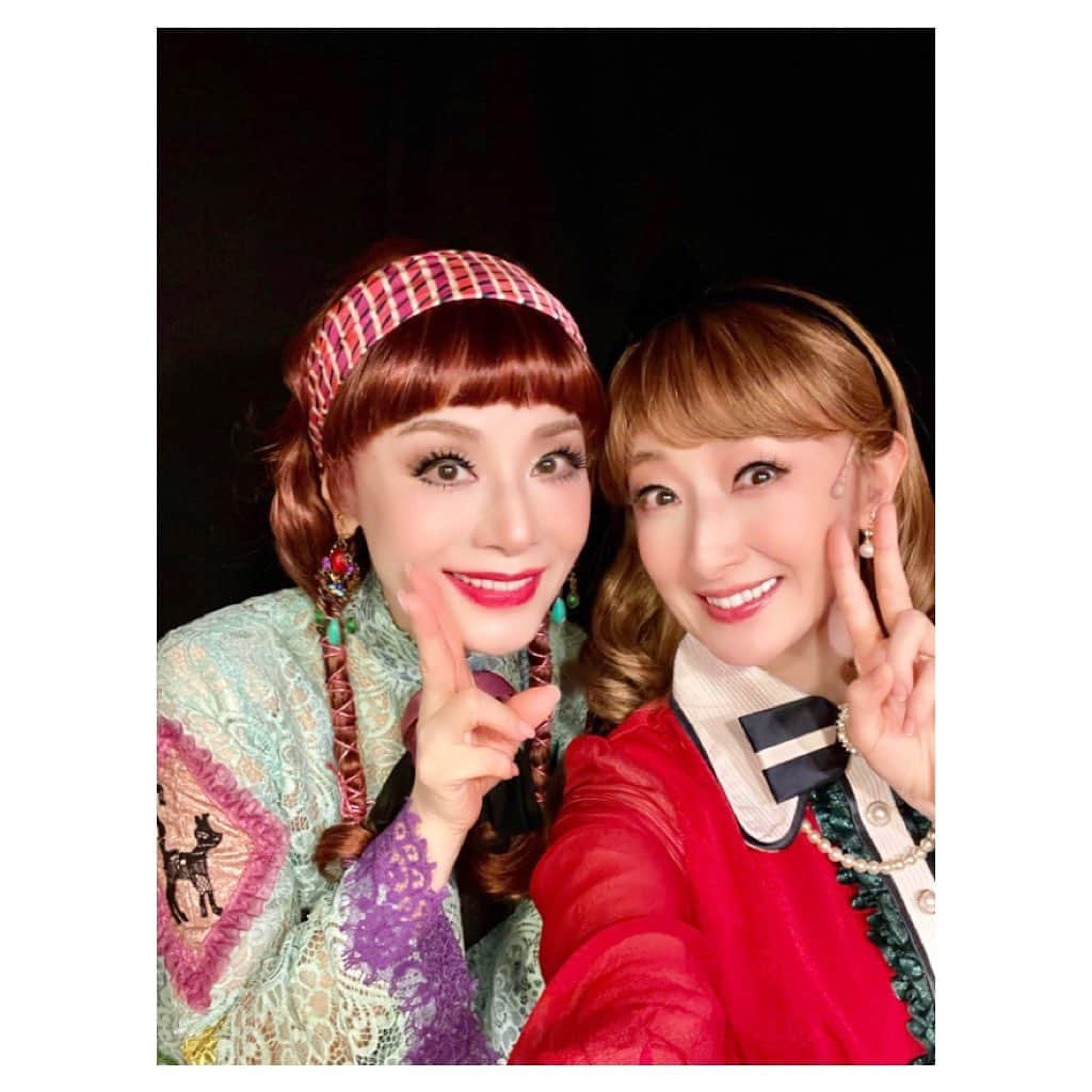 花總まりさんのインスタグラム写真 - (花總まりInstagram)「「おかしな二人」本日、大千穐楽を迎えました。 今はただ、無事に千穐楽を迎えることができてホッとしているのと、もう明日からはみんなバラバラなんだと思うと淋しくて😥😢 最高に素敵なカンパニーでした。そして本当に最高に面白いキャストでした🤣 連日、満員のお客様の笑い声と笑顔に支えられて今日を迎えることができました。 本当に有難うございました！！！ そして、最後になりましたが真央さんには本当に感謝の気持ちでいっぱいです。 毎回、オリーブとフローレンスの会話がめちゃくちゃ楽しかったです😆 写真は仲良しな二人😊❤️ #おかしな二人 #大地真央　さん #オリーブとフローレンス」5月14日 17時00分 - hanafusamari_official