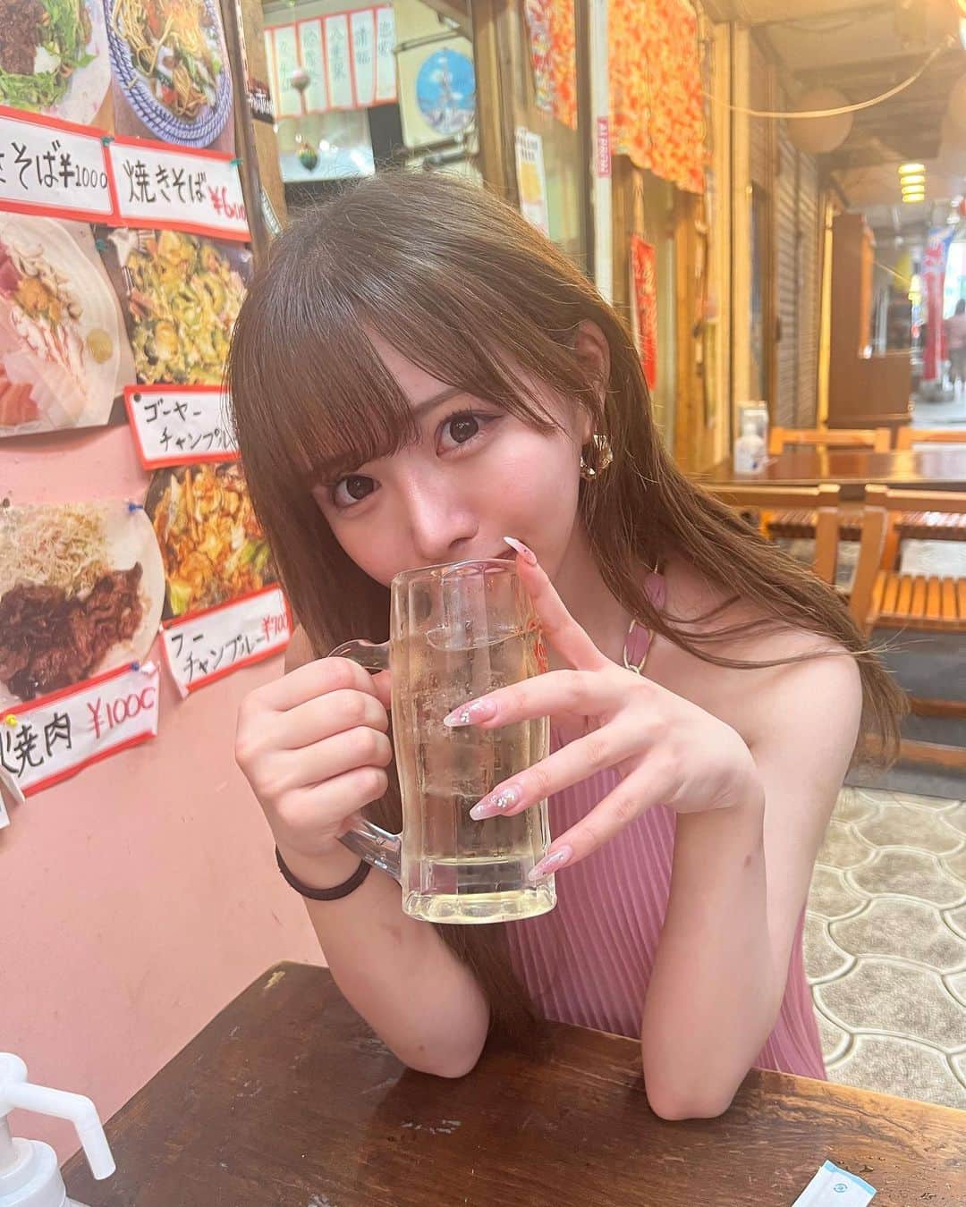 椎名ナツメのインスタグラム：「沖縄でも爆飲酒🍻🌺」