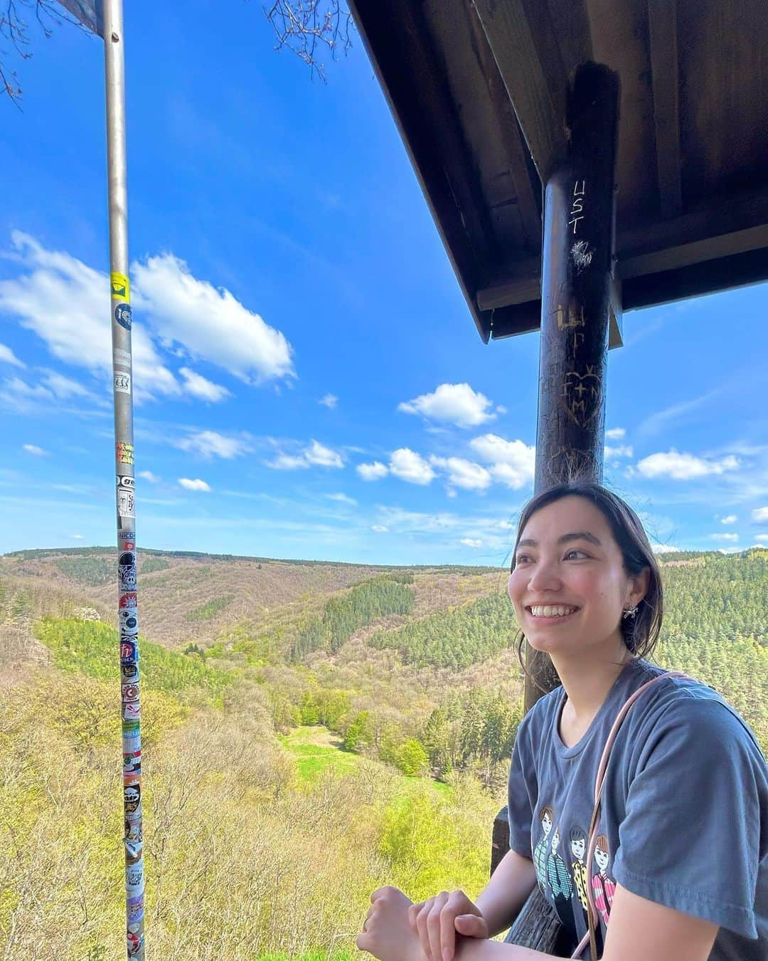 加藤ジーナさんのインスタグラム写真 - (加藤ジーナInstagram)「ハイキングに行ってきたよ〜⛰  オランダには山がないので お隣ベルギーまで行ってきました🇧🇪 久々の山！！！！！😆 静岡育ちで富士山毎日見てた私が、山を見て興奮する日が来るとはね🤣  オランダは日本と比べて気温が低いから5月になってもまだ半袖着る日はないんだけど、 この日はとても良いお天気にも恵まれて空気もきれいで最高だったよ〜😆✨  #ハイキング #ベルギー旅行 #ninglinspo #ヨーロッパ移住 #オランダ生活 #オランダ移住」5月14日 17時04分 - katogina_718