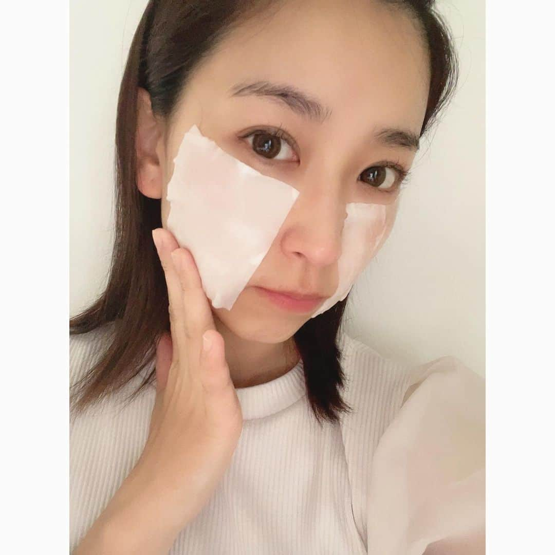 影山祥子のインスタグラム：「GWで焼けた〜🌻 紫外線がどんどん強くなってきて 焼けるの怖い😂☀️ 最近は時間がある時にコットン使ってパックしてる。 ビタミンたっぷりの化粧水でとにかくケアしまくる🥺 このまま紫外線でのダメージ良くなれ〜🥲✨ でもなかなかゆっくりできないから〜ながらパック🙊✨ 家事しながらやっておけばお肌もちもち🩵 コットンにたっぷり染み込ませてパックしておいたらめっちゃよかった！ その後の化粧のノリもめっちゃ良かった🥺最高🥺 休みの日はやるようにしよう🙊  ポンプタイプのこれはたっぷりサイズでワンプッシュでかなり出るからコットンにもたっぷりつけれてしっかりスキンケアできる🩵 私は時間がないから〜ながらケアだけど😂 それでも十分もちもちになるし問題なし😌 これからもっと紫外線つよくなるし、紫外線がいたくなってくるから、スキンケア頑張らねば🥺💜  今ならVC100ダブルリペアセラムが７日間お試しセットが990円で販売中らしいので、まずはお試しで使ってみると良き🥰 お試しでも良さはわかるかも🙊✨  #lemonsquare🍋 #ドクターシーラボ #vc100エッセンスローションex #ビタミンc #化粧水 #透明ツヤ肌 #vc100 #コットンパック #ビタミンcスキンケア @cchannel_lemonsquare @drcilabo_official」